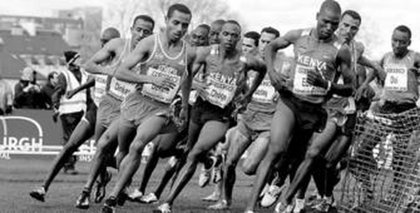 Bekele, primero por la izquierda, en el comienzo de una carrera que acabó ganando.