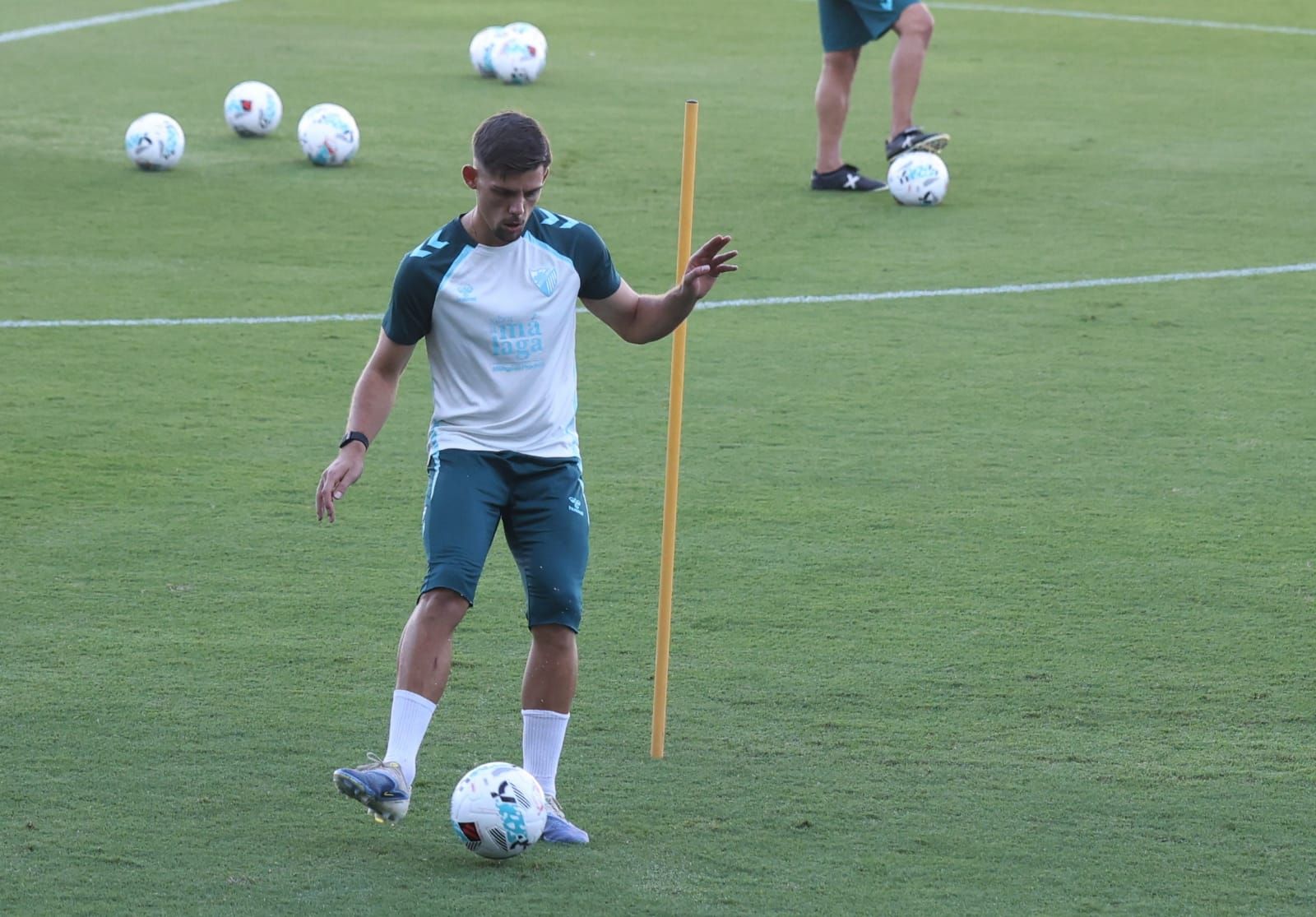 El Málaga CF resguarda a Izan Merino, tocado en su tobillo izquierdo