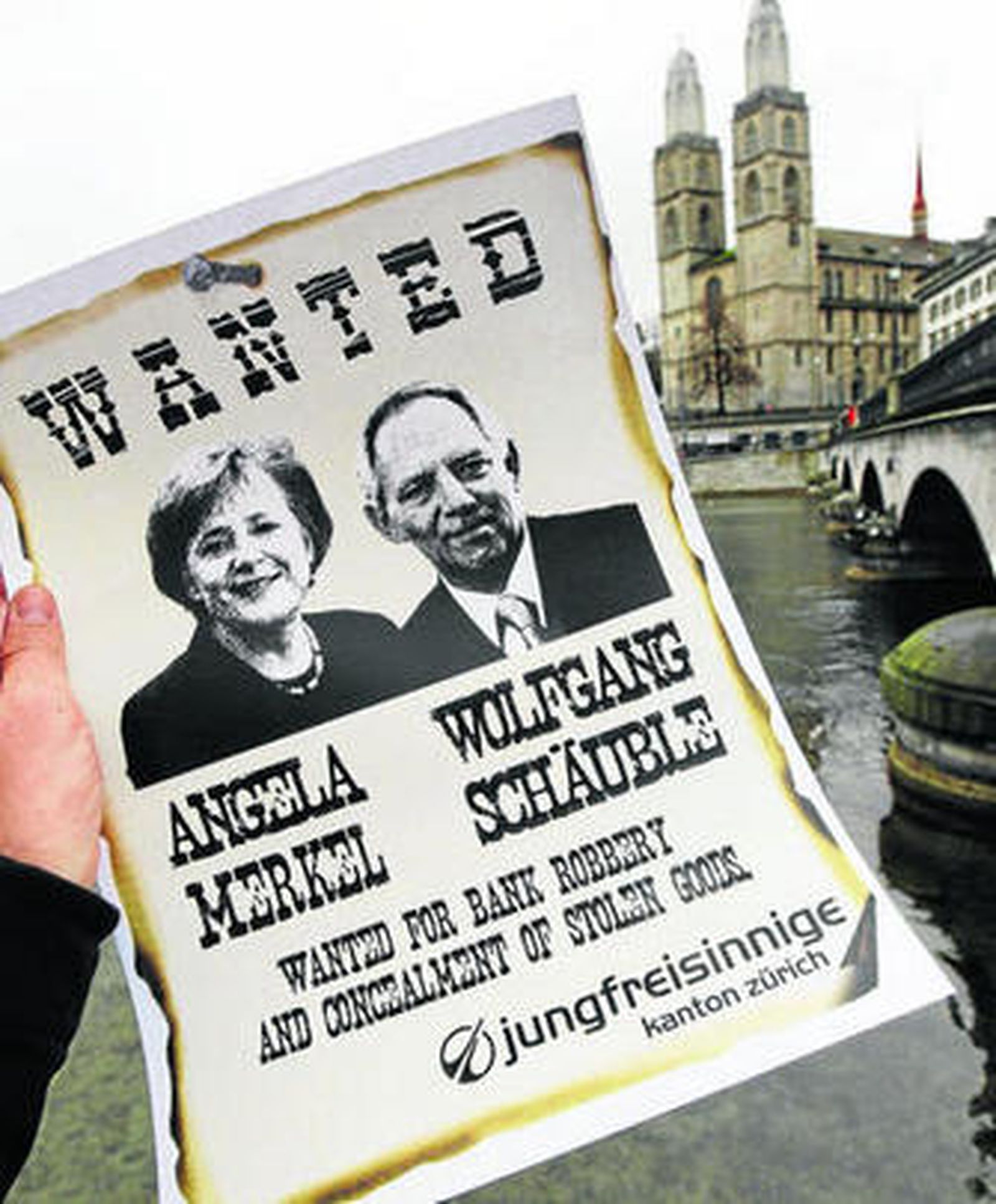 Un cartel contra el Gobierno alemán por intentar comprar los datos de sus empresas evasoras, en Zúrich.