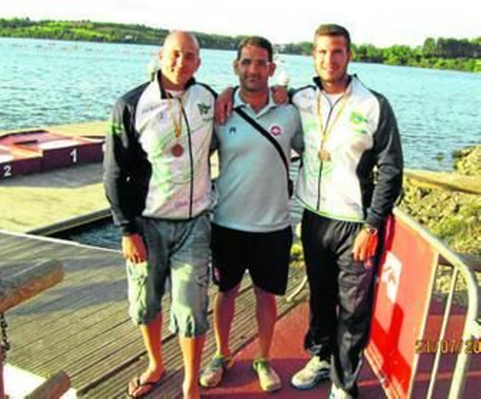 Los onubenses, durante un alto en la competición en Trasona.