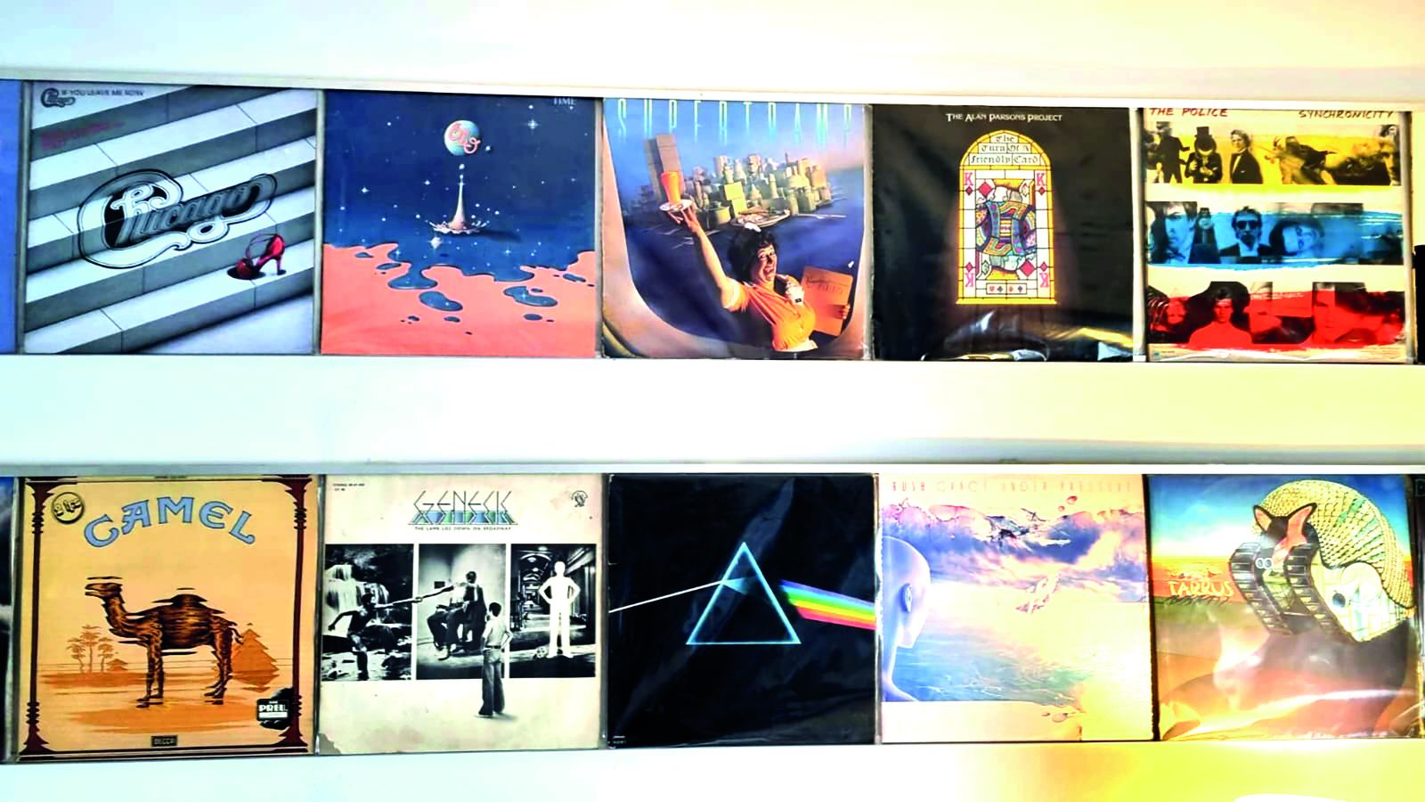 Parte de la completísima fonoteca del almeriense Bernardo Hernández