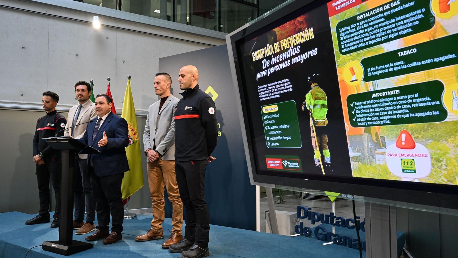 El diputado Eduardo Martos presenta la iniciativa junto a Bomberos de la Diputación de Granada