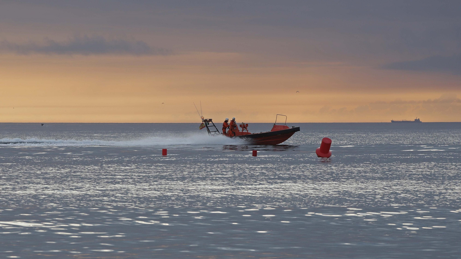 Fotos de las labores de limpieza en la playa de Santa Barbara por el nuevo vertido del 'OS 35' en La Línea