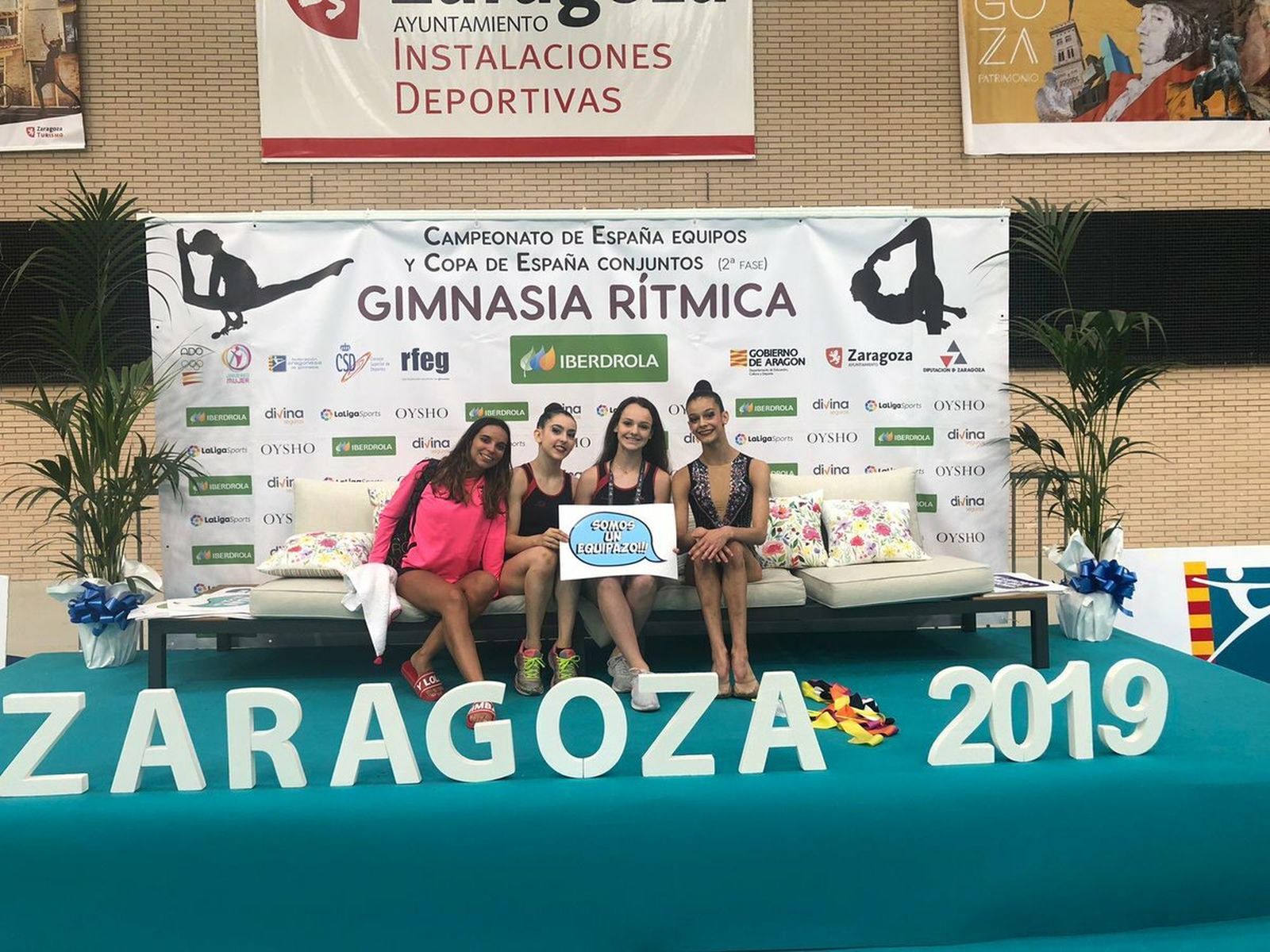 Las gimnastas del Séneca Lucía Daza, Lucía Valverde y Carmen León, junto a la técnico Beatriz de la Cuesta.