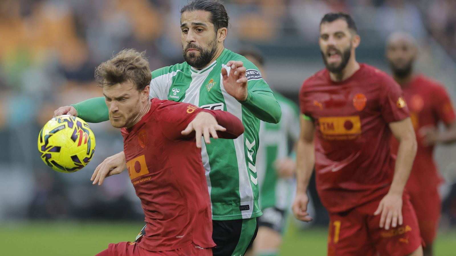 Ricardo Rodríguez presiona a Lucas Beltrán en un lance del choque.