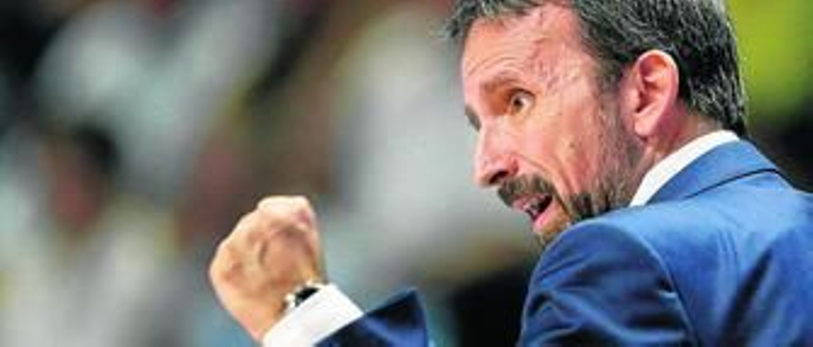 Joan Plaza festeja con el puño en alto una canas de los suyos.