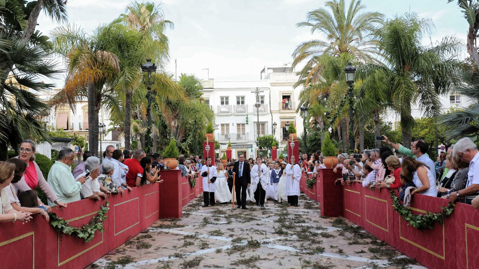 La decoración se ha intensificado este año sobre todo en la plaza de Peral.