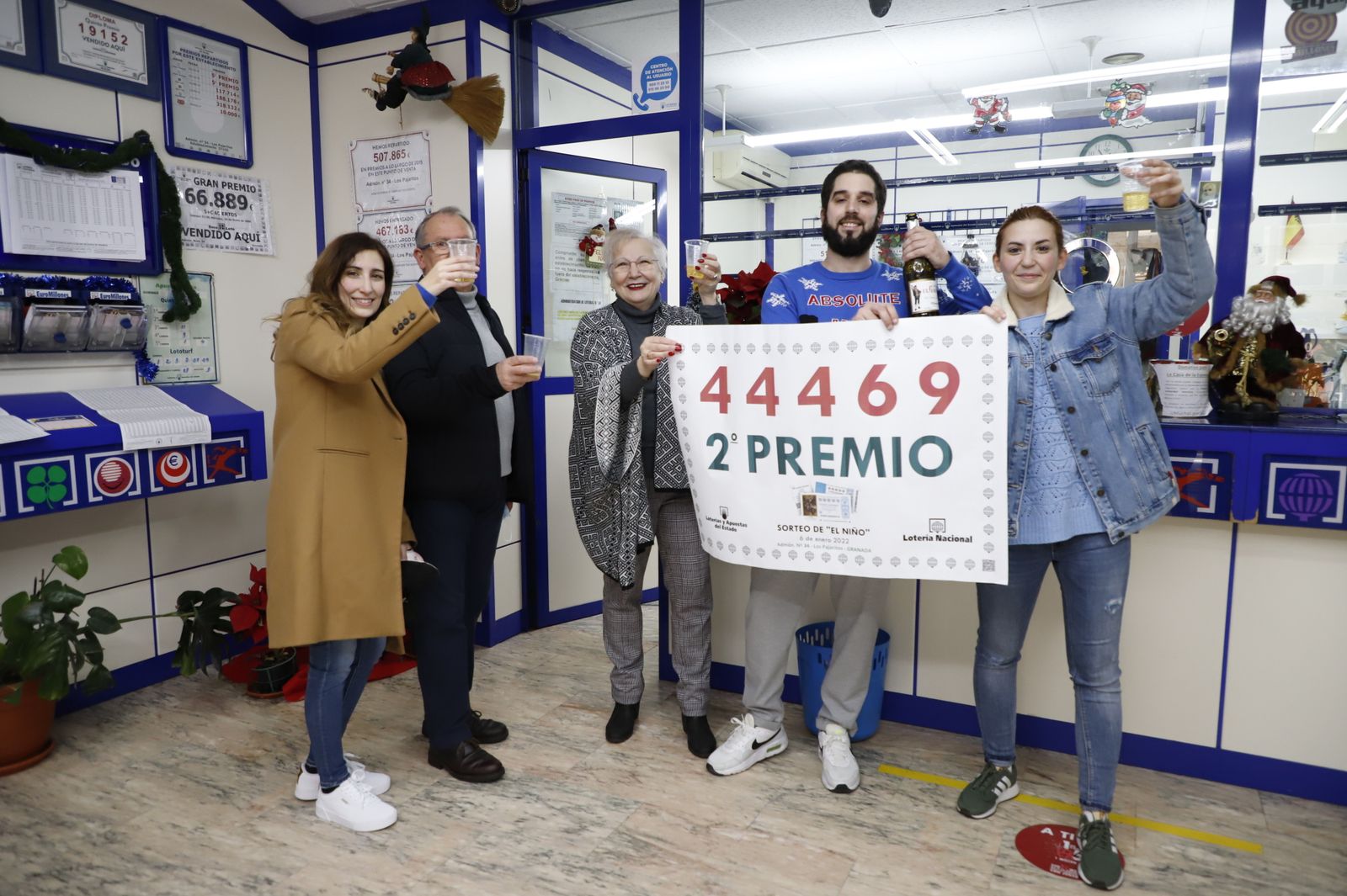 Los administradores de Lotería de la calle Cisne de Granada capital, con su segundo premio