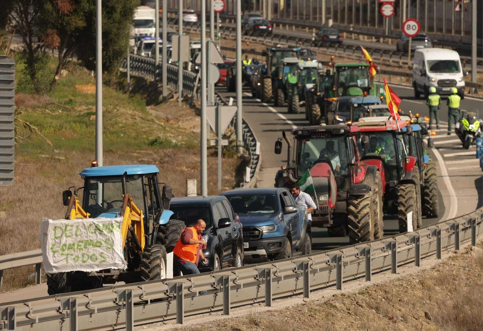 La tractorada deja la A-7 a la altura de Los Cortijillos para volver a la red secundaria de carreteras.
