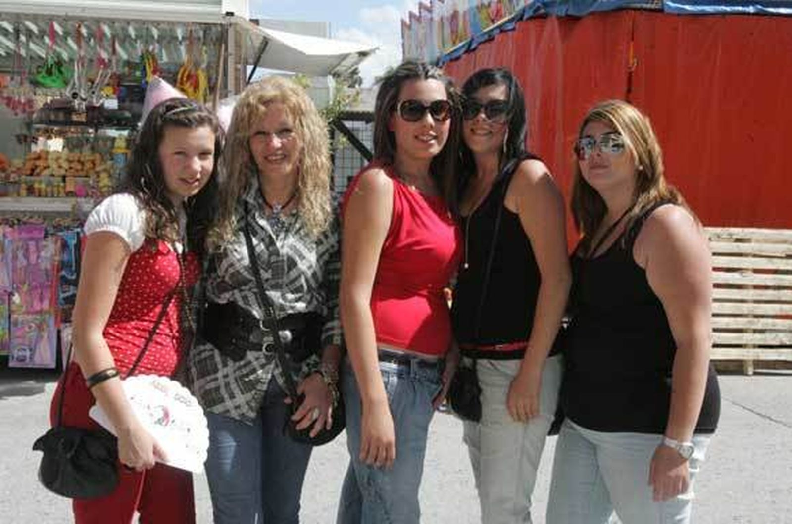 Cientos de personas acuden a las casetas para poner los últimos farolillos y disfrutar de los almuerzos de socios. Las Fiestas Patronales de San Isidro Labrador se abren hoy tras la coronación y la cabalgata  Foto: Jose Maria Qui?s