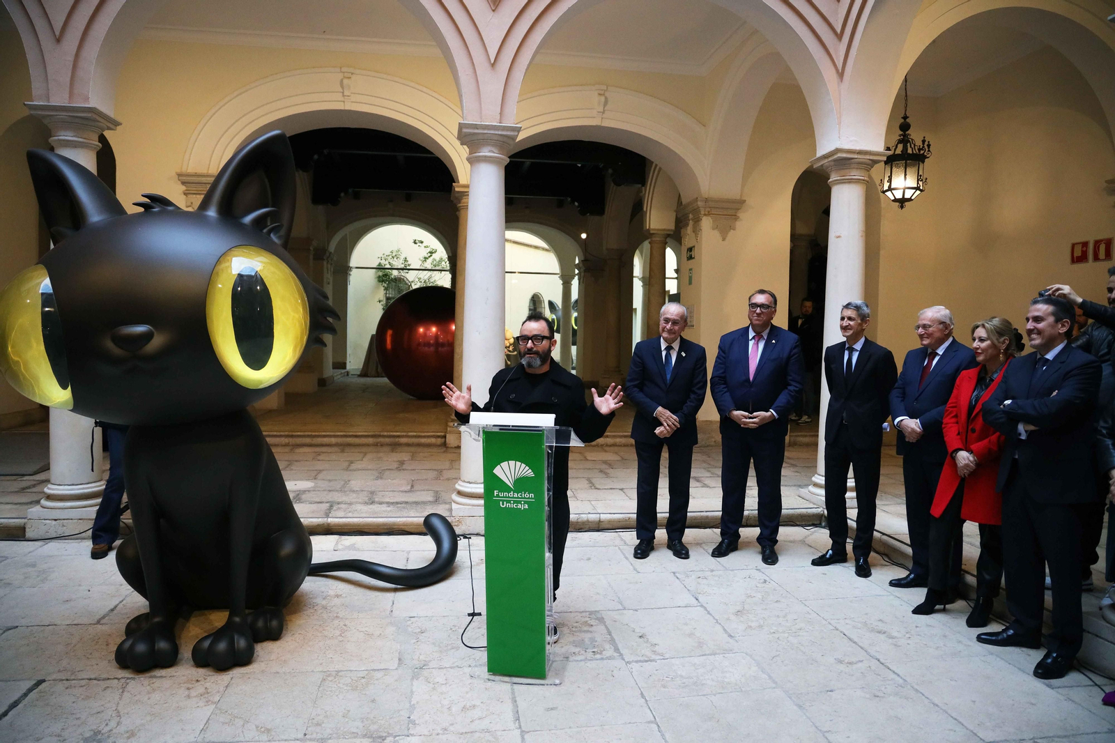 La inauguración de la exposición de Javier Calleja en Málaga y su gato Günter