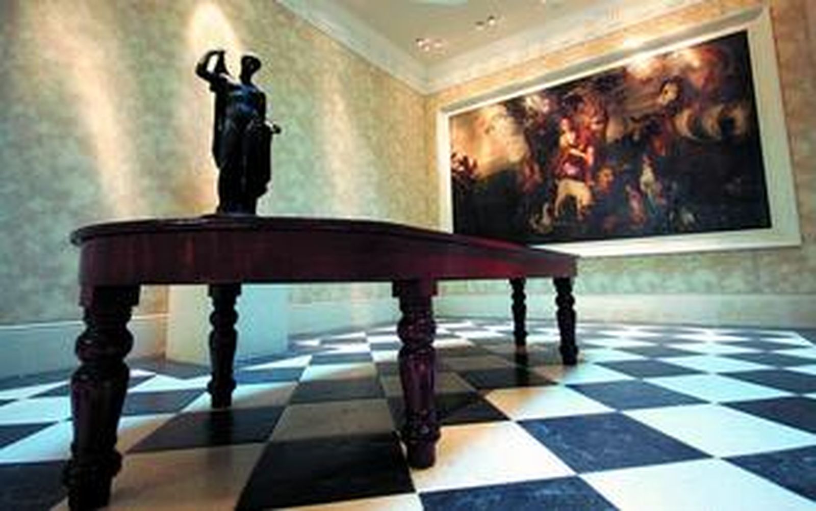 La mesa de caoba, expuesta en la Sala Linares del Hotel Villa Padierna, en el término malagueño de Benahavís.