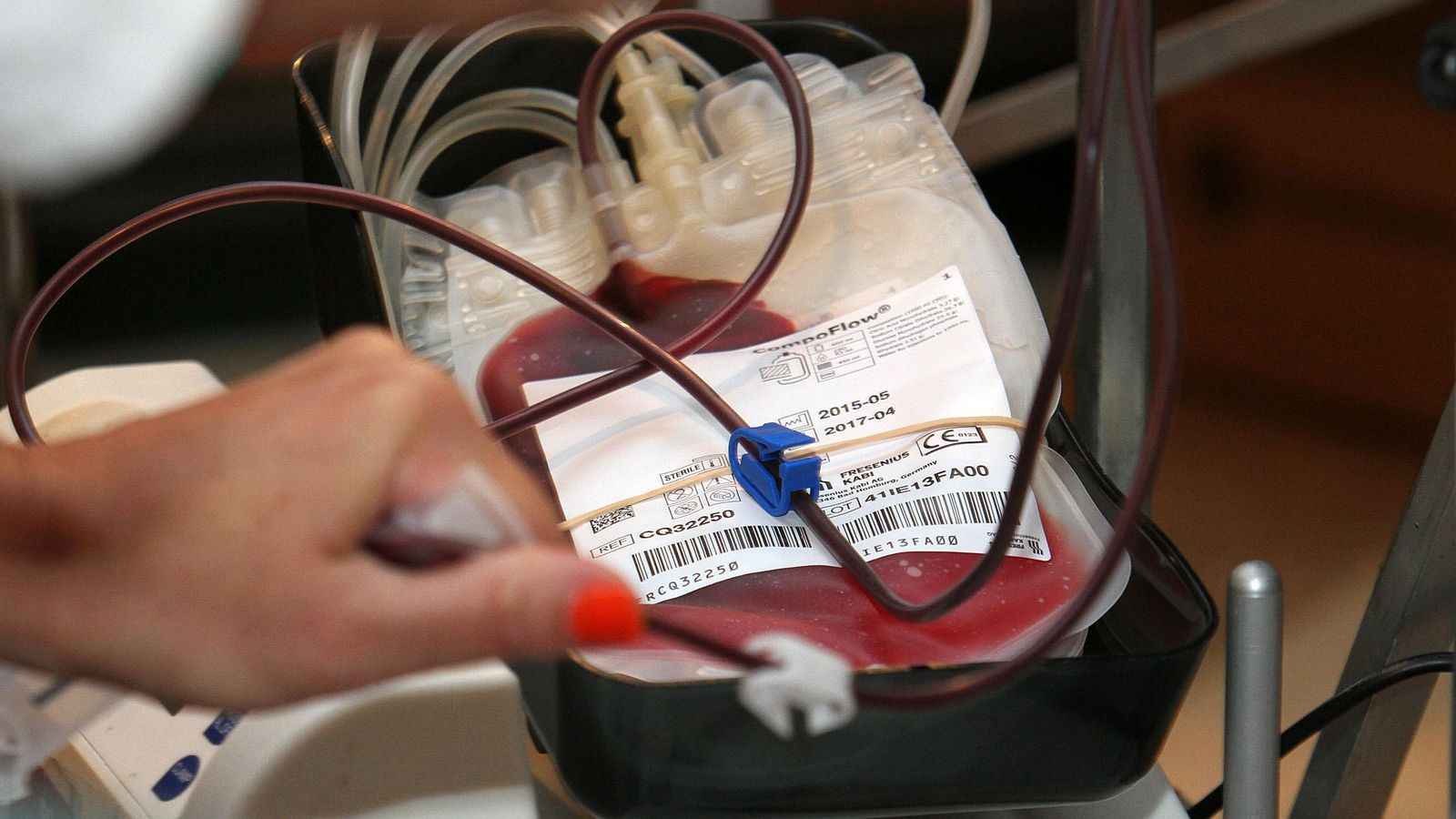 Una mujer donando sangre. Una mujer donando sangre.
