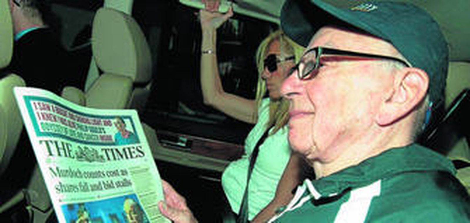 El magnate Murdoch lee 'The Times' de camino a su casa de Londres.