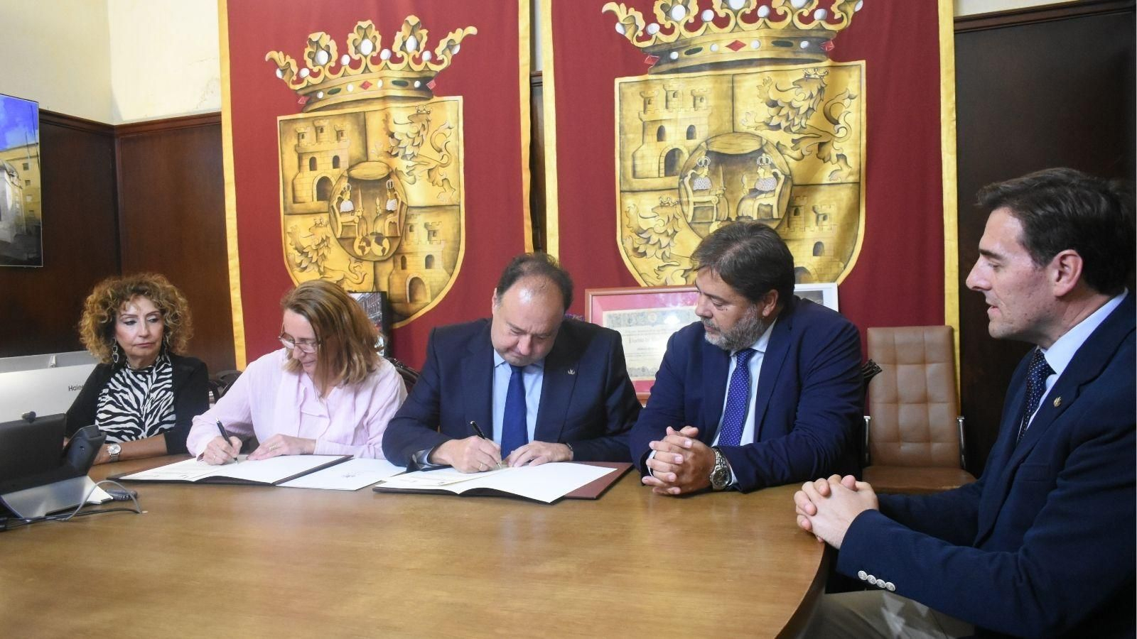 Firma del conveni entre el Ayuntamiento y la UCA