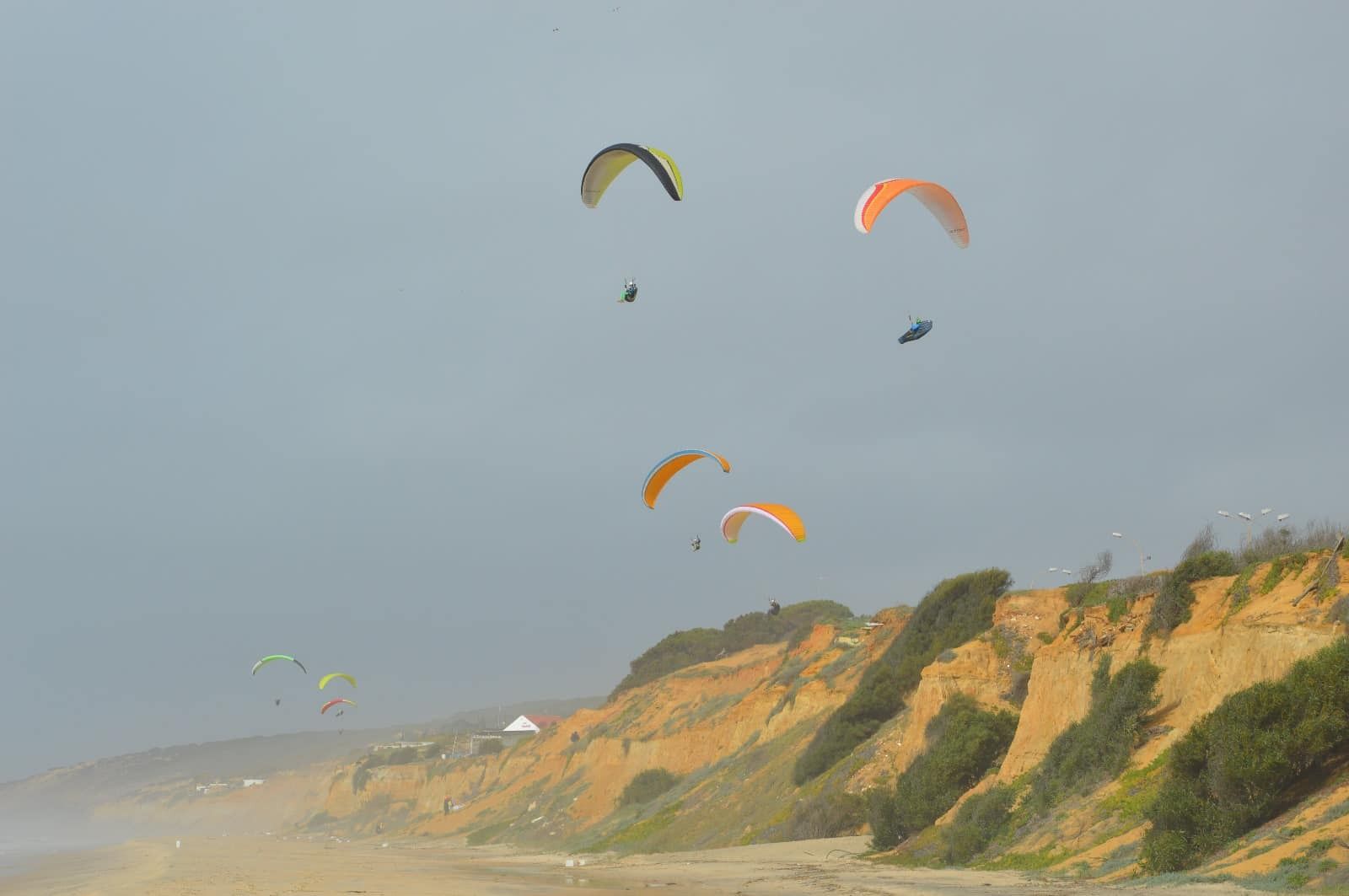 La duna de salto de parapente más alta de Europa está en esta playa de Huelva