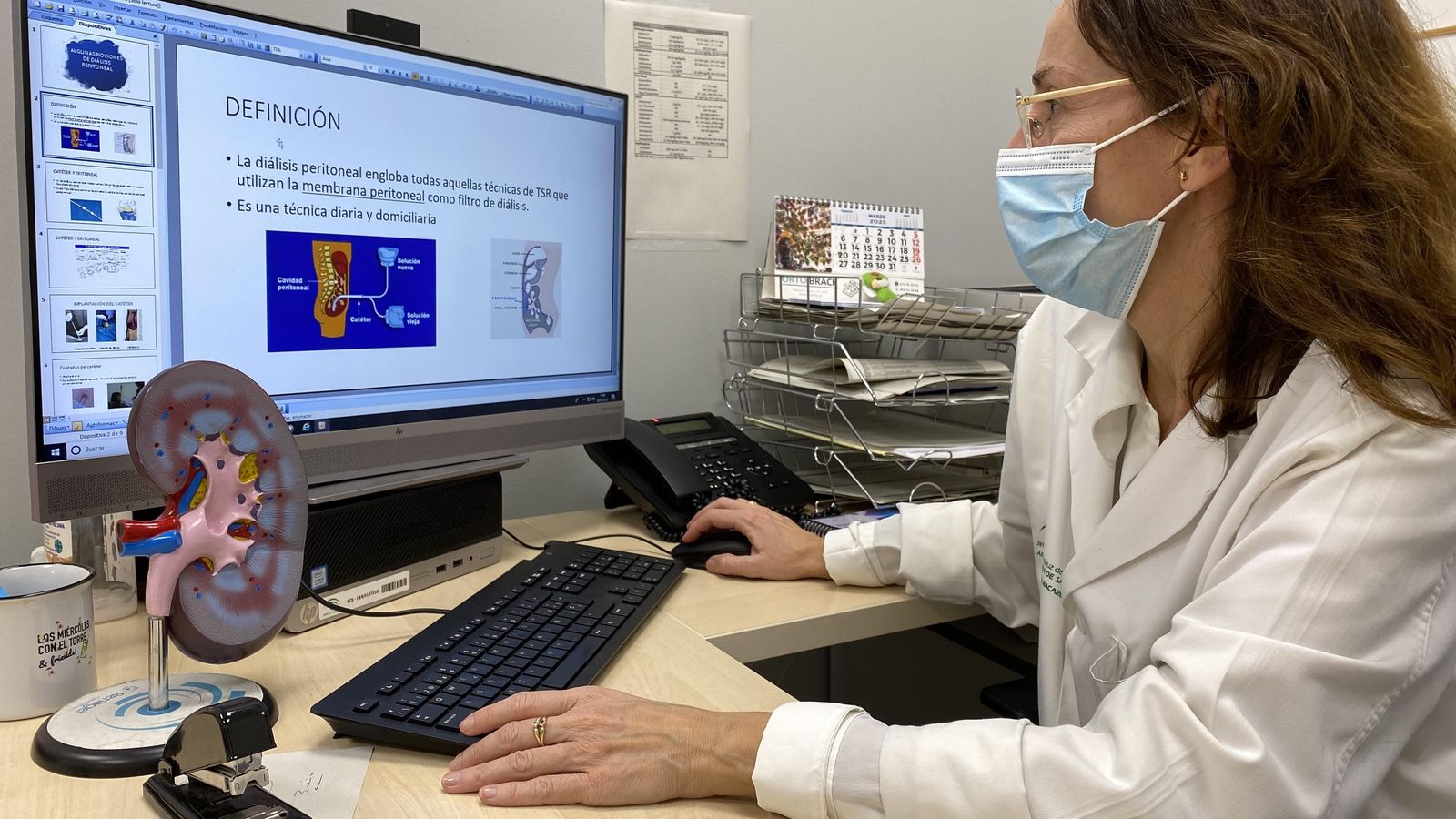 La nefróloga del Hospital Macarena y presidenta de la Sociedad Andaluza de Nefrología, Nuria Aresté, en su consulta.