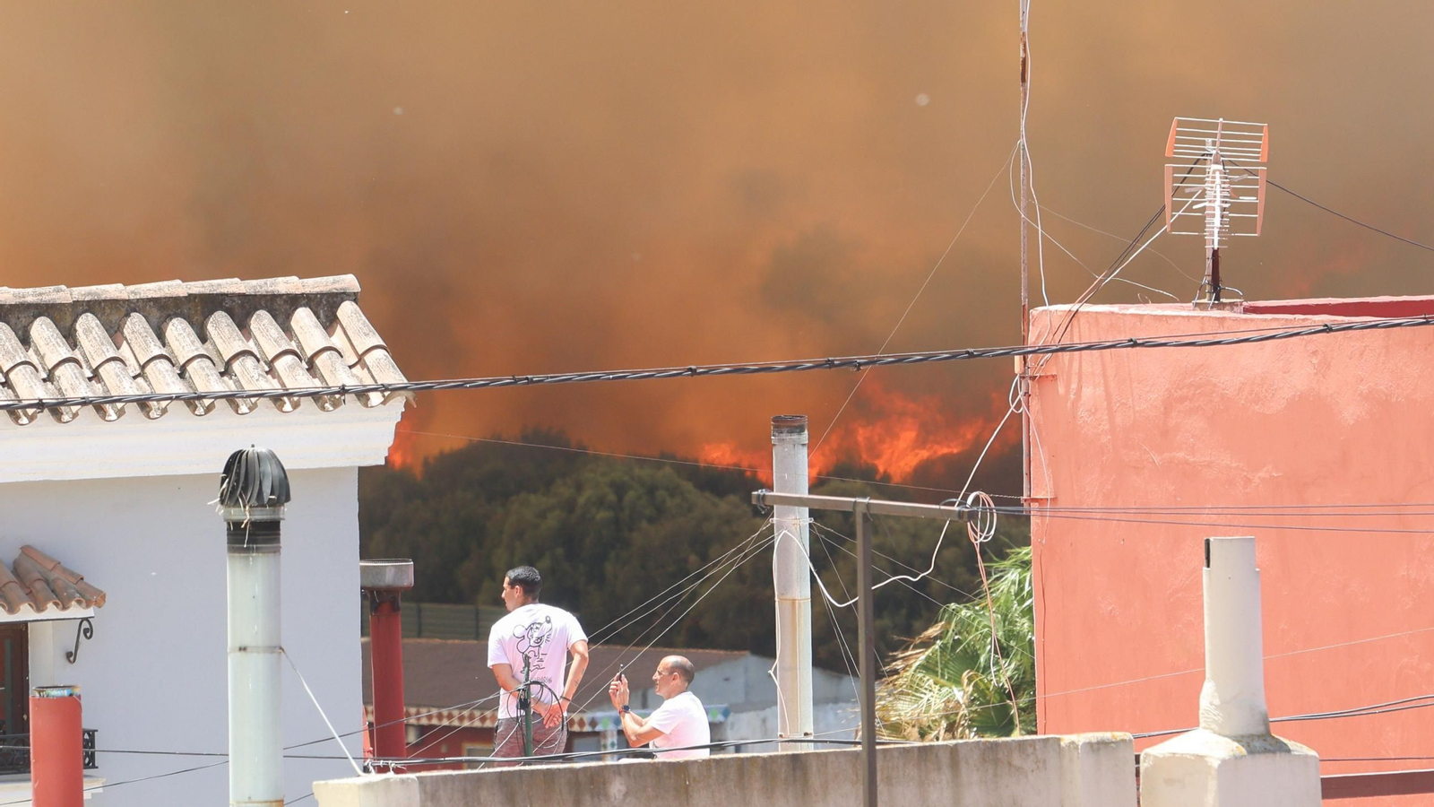 Las fotografías del incendio en el paraje de Botafuegos, en Algeciras