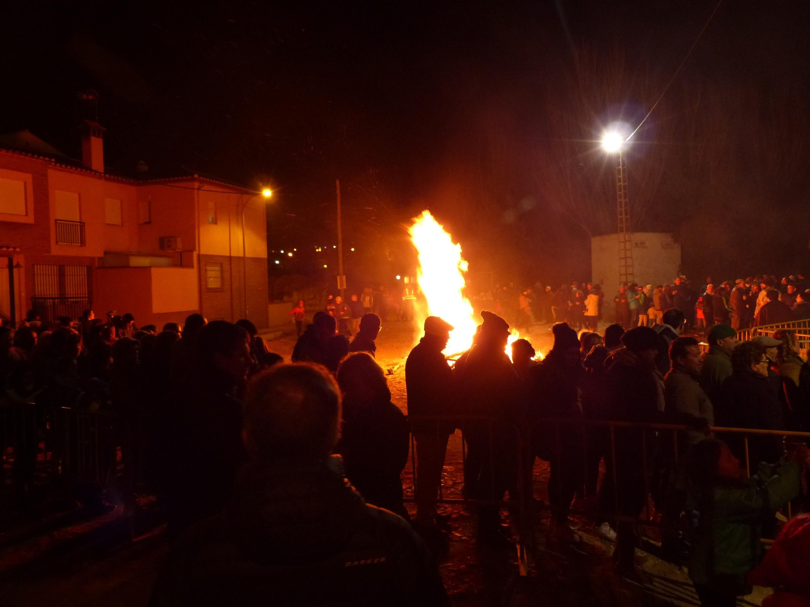 Una tradicional luminaria en una anterior edición de las fiestas de San Antón en Guadix Una tradicional luminaria en una anterior edición de las fiestas de San Antón en Guadix