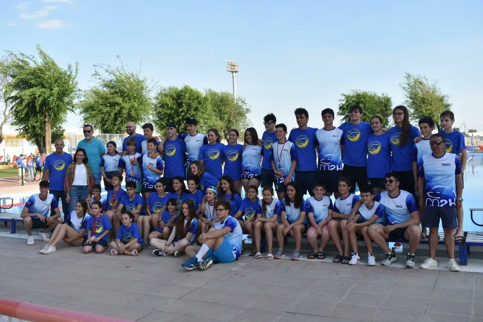 El equipo anfitrión celebrando la victoria en el XXXVII Trofeo Ciudad de Dos Hermanas de natación.