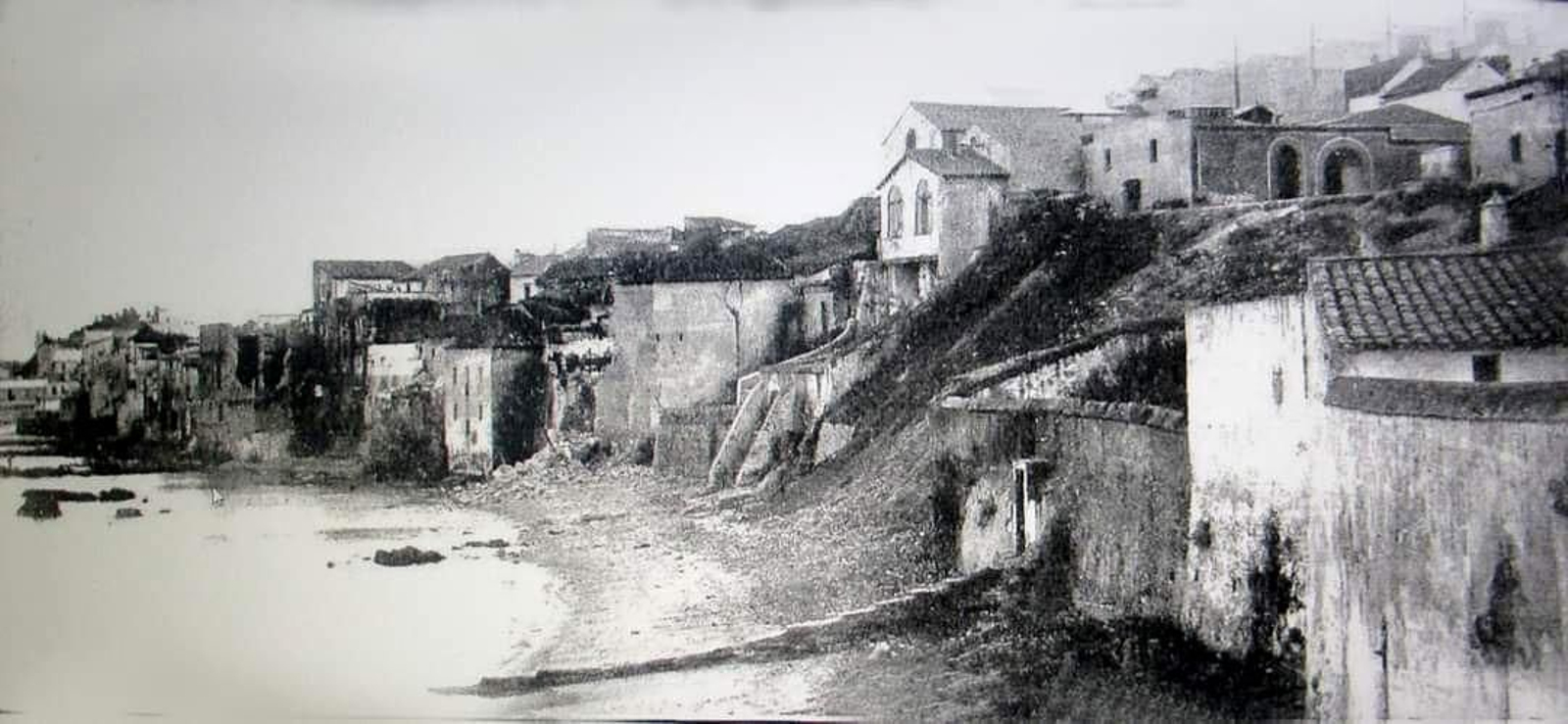 La playa, situada entre la Marina y la desaparecida Escalinata, conocida en aquellos años como el Murillo, sobre la que se construyó el Muro de Ribera, luego Paseo Marítimo entre 1942 y 1952 (Fotografía tomada en el año 1915).