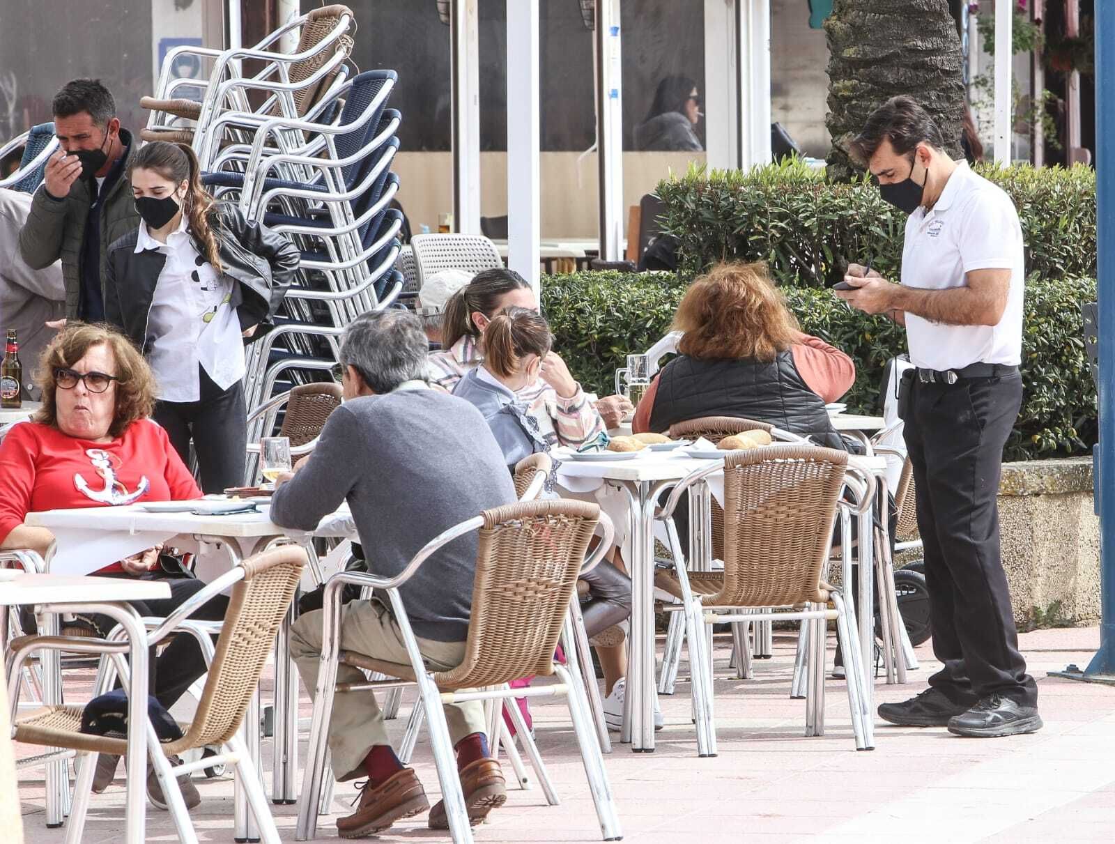 El sector servicios volvió a ser el que tirara del carro de la creación de empleo en junio.