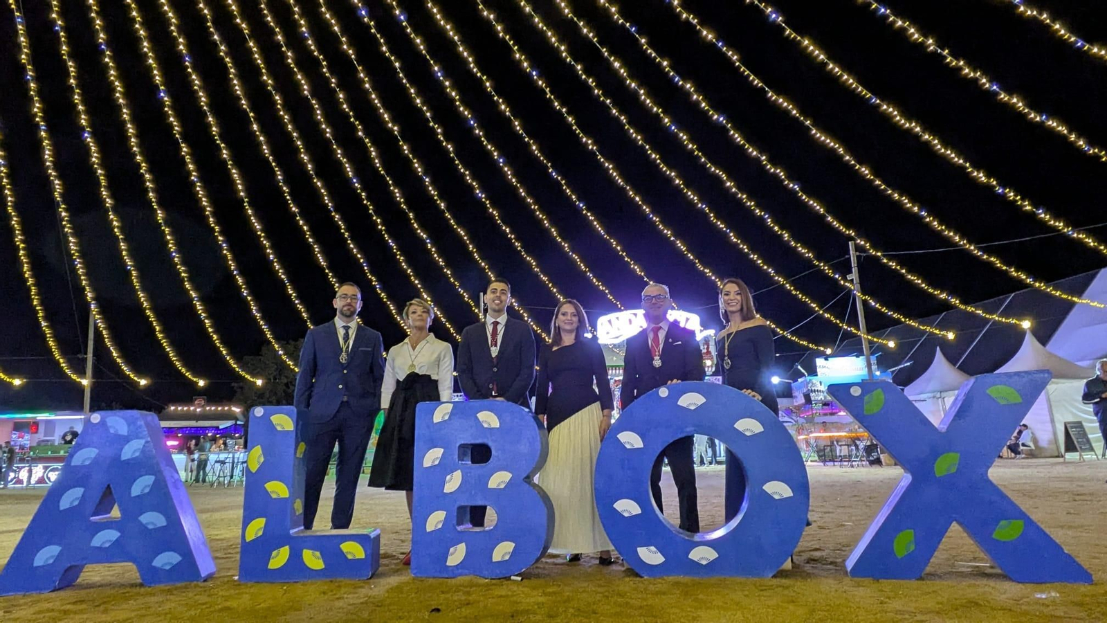 La alcaldesa, María del Mar Alfonso posa junto a los cinco representantes de las Cofradías.