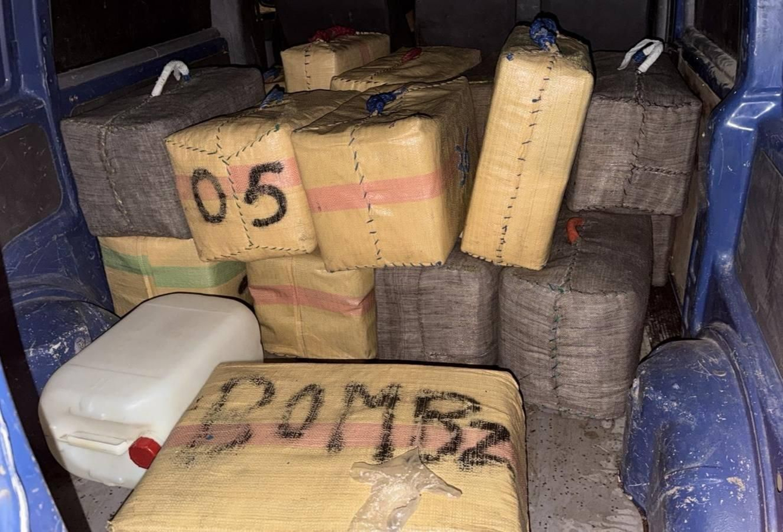 Cuatro detenidos y 727 kilos de hachís incautados en el muelle pesquero de Gallineras en San Fernando.