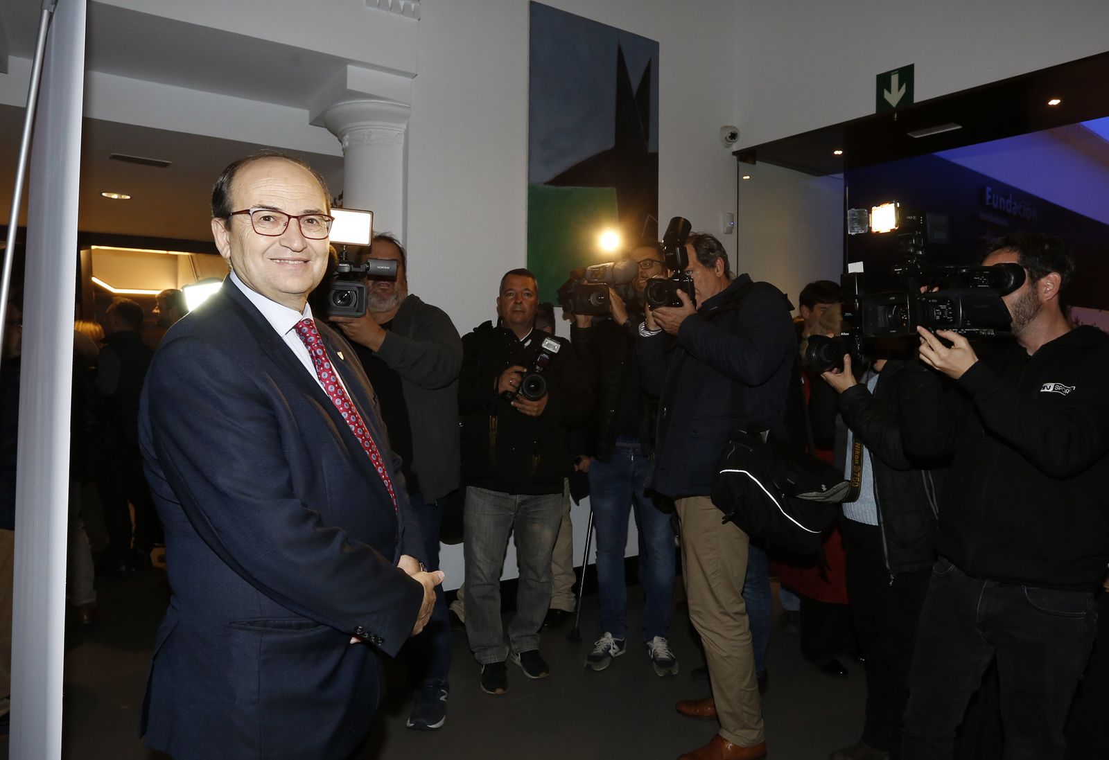 José Castro posa ante las cámaras antes de la presentación del libro de Jesús Navas.