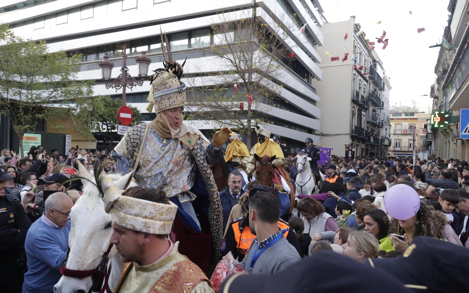 Las imágenes del Heraldo Real por las calles de Sevilla