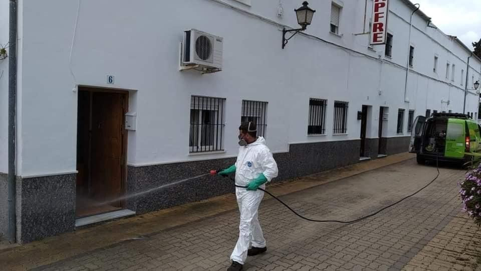Desinfección de calles en Algar.