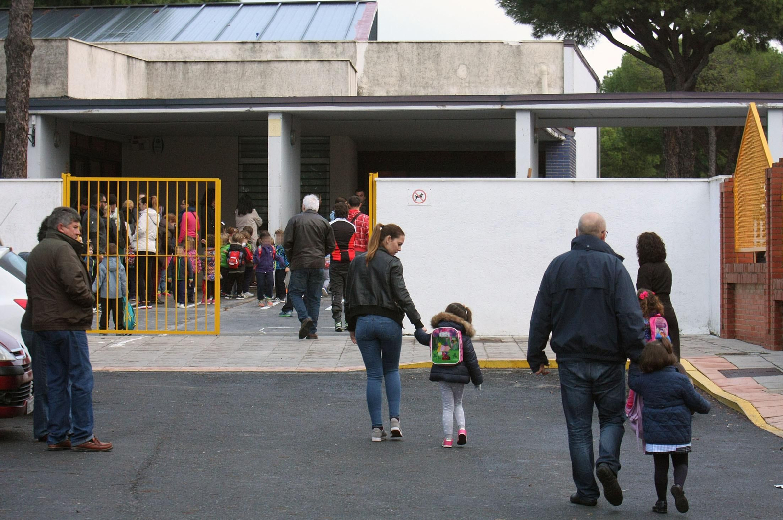 Entrada a uno de los edificios que forman parte del colegio Bellavista.