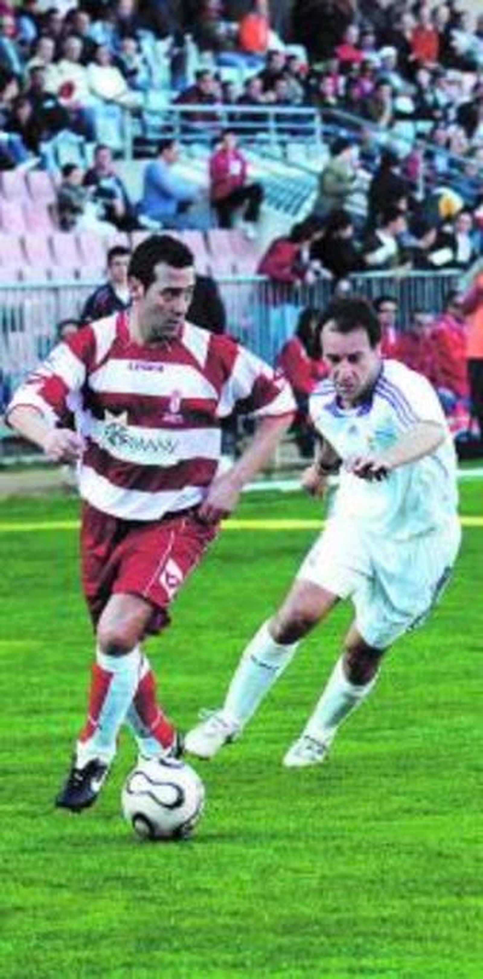 1. El rojiblanco Roberto Valverde, que fue el jugador más incisivo del Granada CF, encara al madridista Julio Llorente ante la mirada de Dani García Lara. 2. Alfonso Pérez, que demostró encontrarse en plenas condiciones físicas, persigue a Román Arranz. 3. El defensor paraguayo afincado en Granada Pedro Fernández recibió un merecido homenaje sobre el terreno de juego tras ser sustituido por Berna a los tres minutos de comenzar el primer encuentro del torneo 4. Alfredo Di Stéfano estrecha la mano del capitán de los veteranos granadinistas Ángel Castellanos.