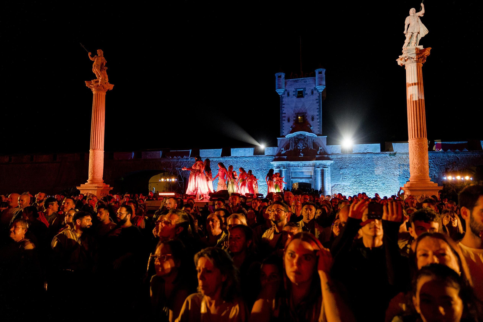 Las imágenes de "Foedus, Gaditanorum", el espectáculo de clausura del festival Cádiz Romana en las Puertas de Tierra