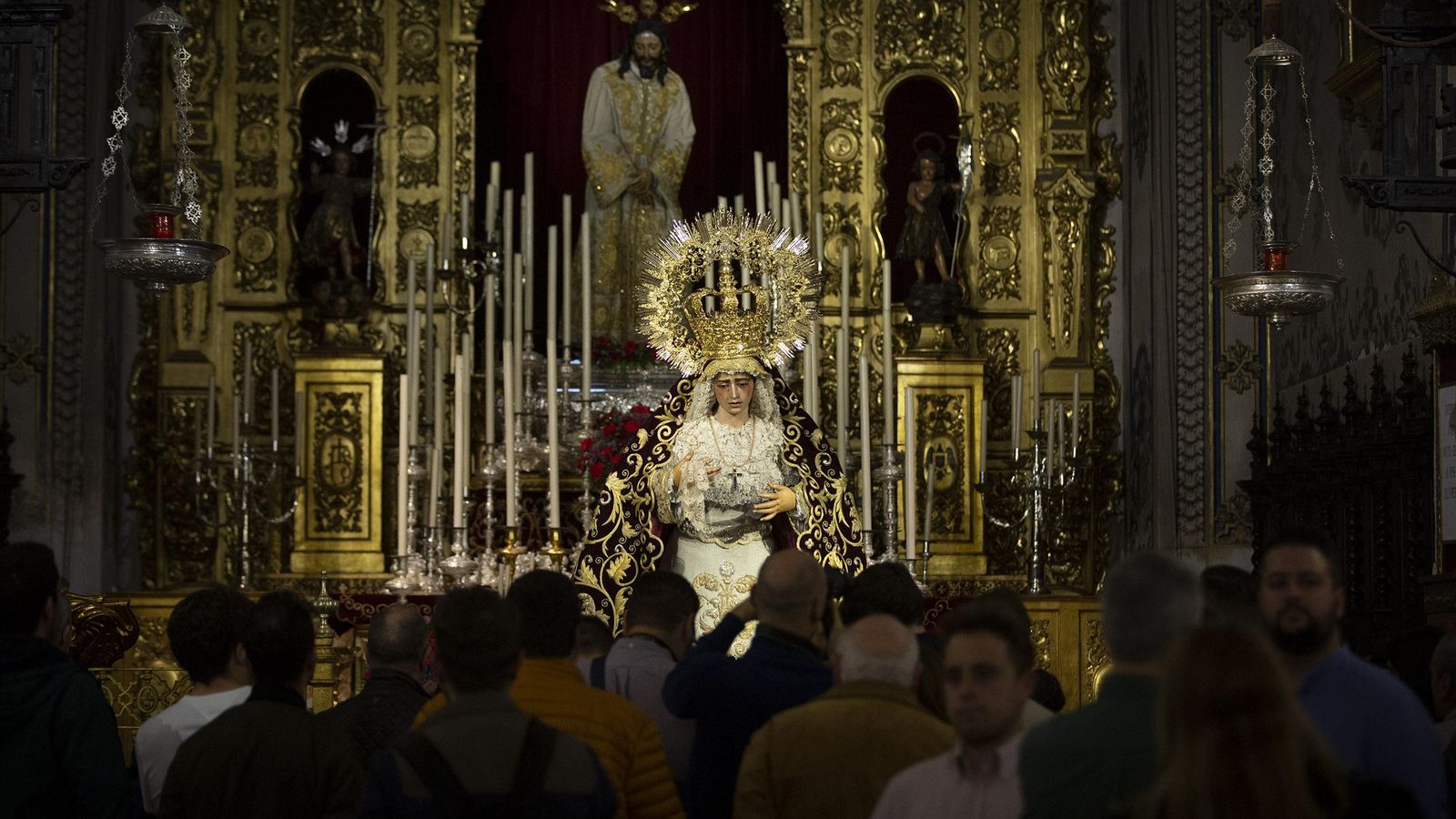 Los hermanos y devotos contemplando a la Virgen en San Juan de la Palma.