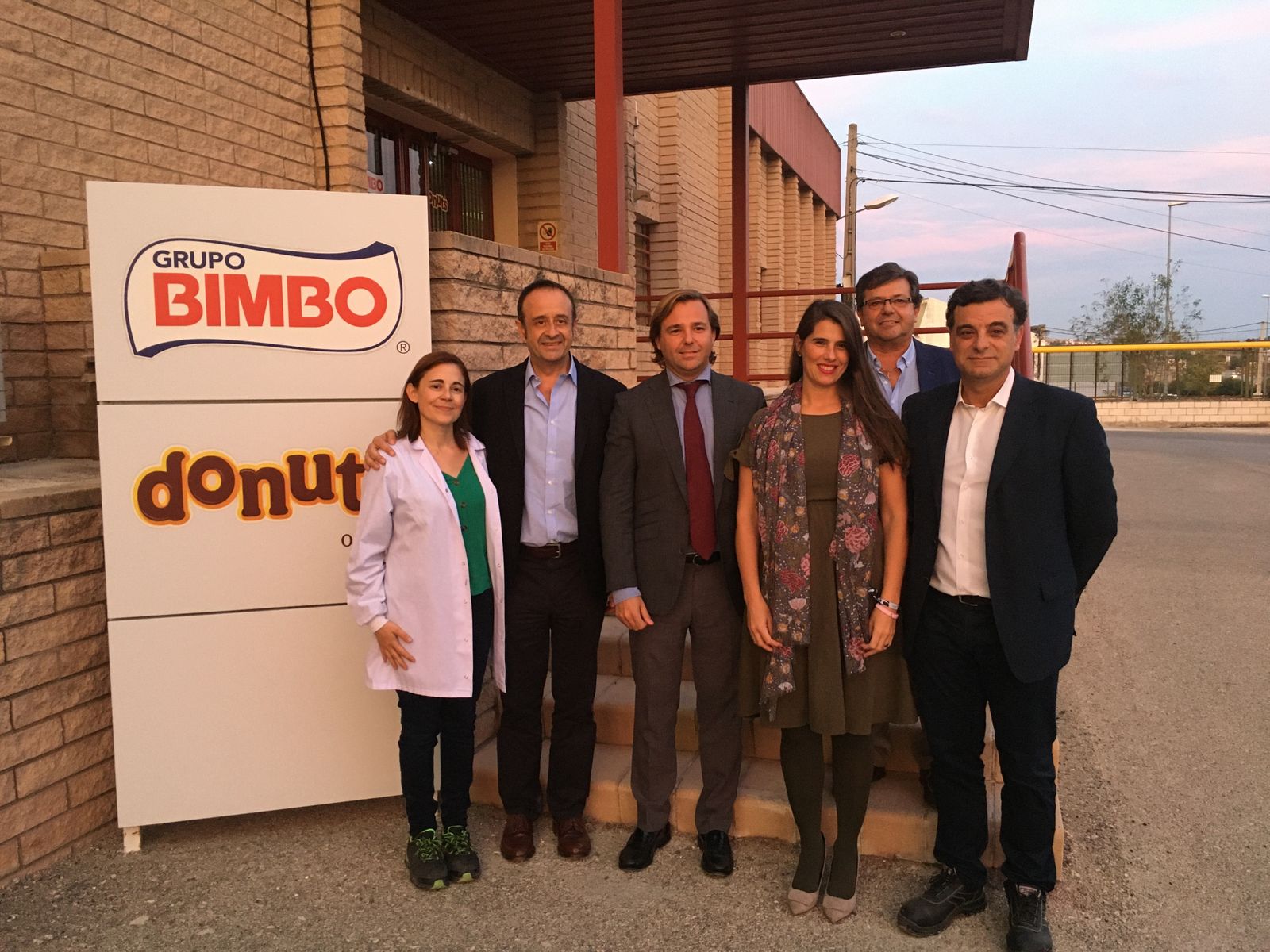 Antonio Repullo y Araceli Cabello, en el centro, tras su visita a Bimbo.