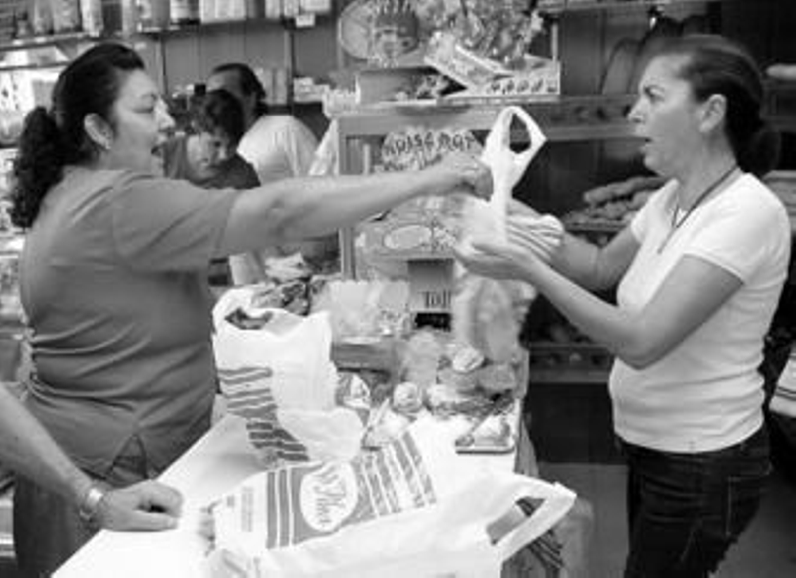 La fortuna que tuvo Paco en el sorteo es el principal tema de conversación en la panadería 'El Pilar' de La Granja.