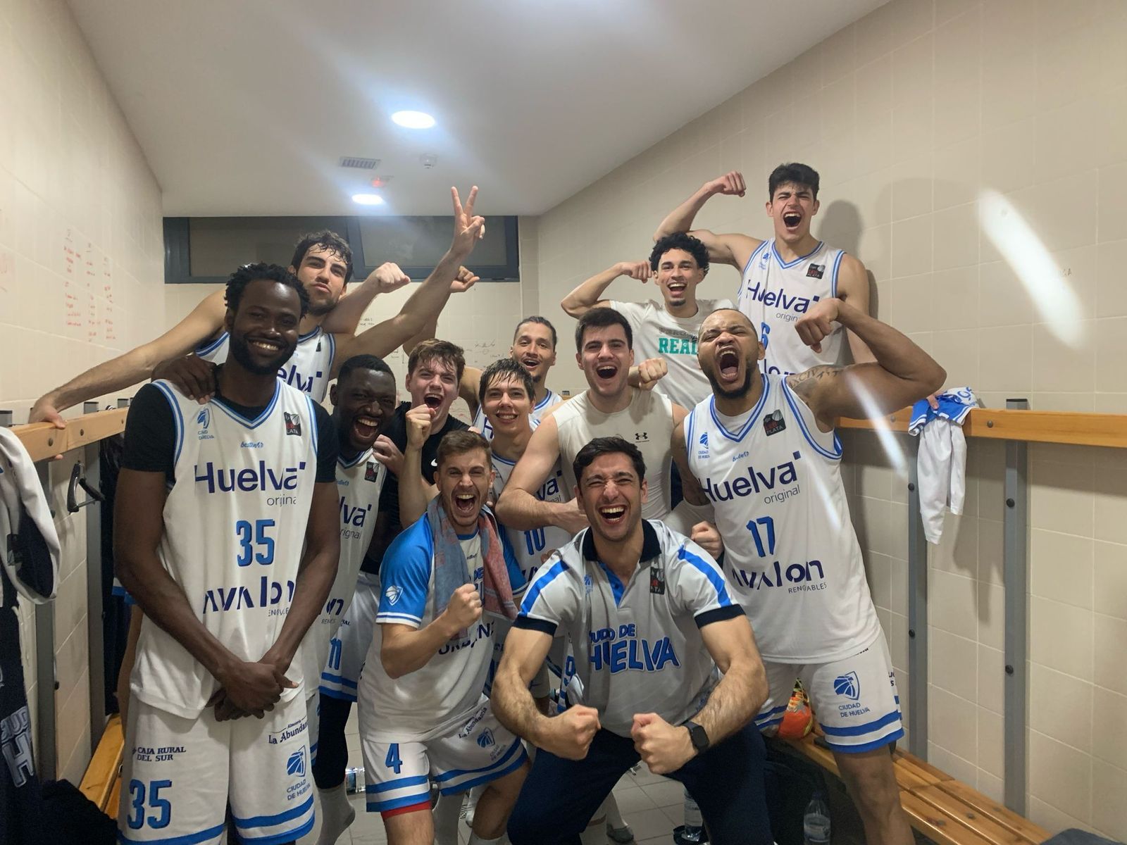 El Ciuad de Huelva celebra la victoria en el vestuario