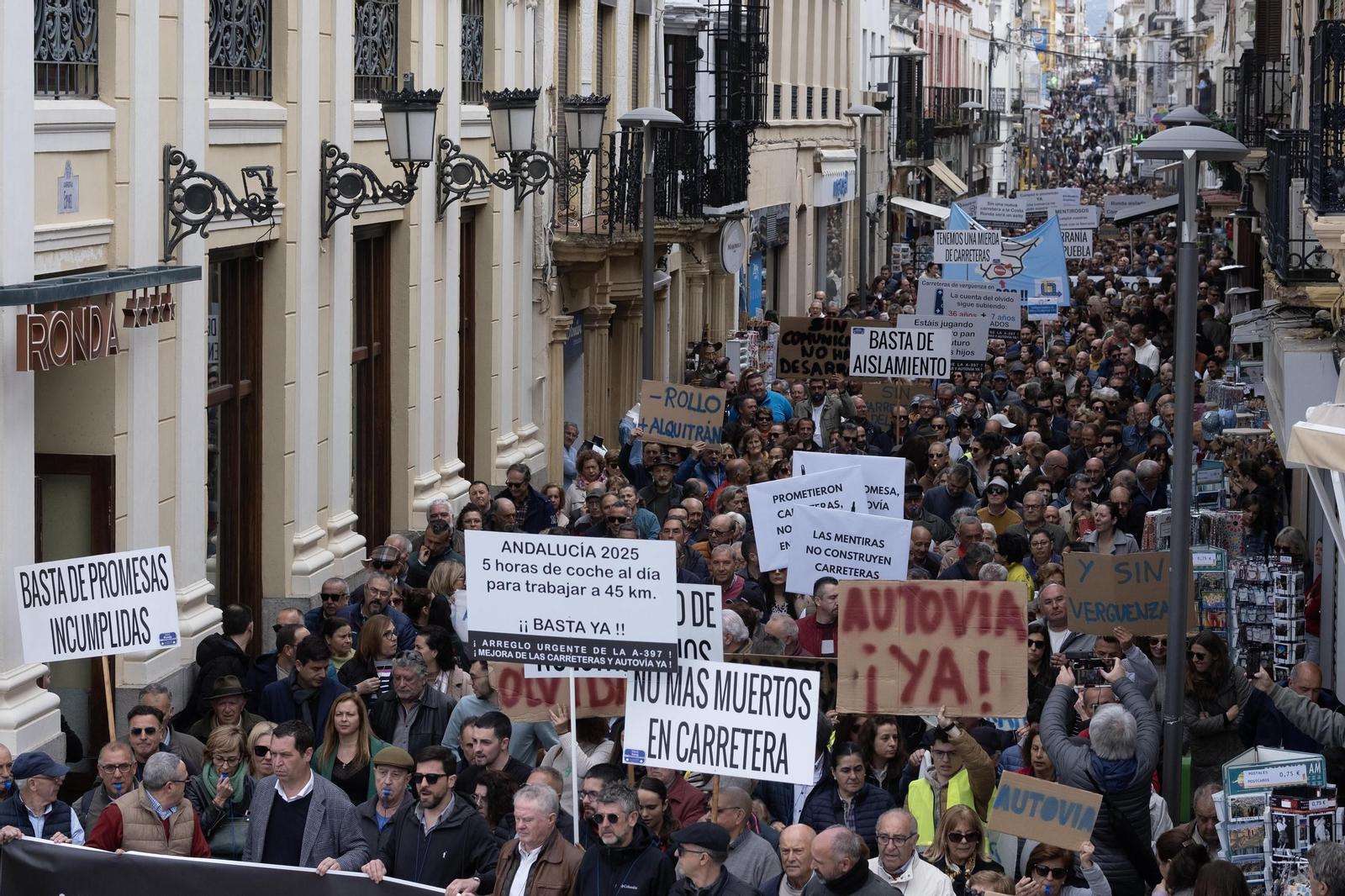 Manifestación por la mejora de las carreteras de la Serranía de Ronda, en fotos