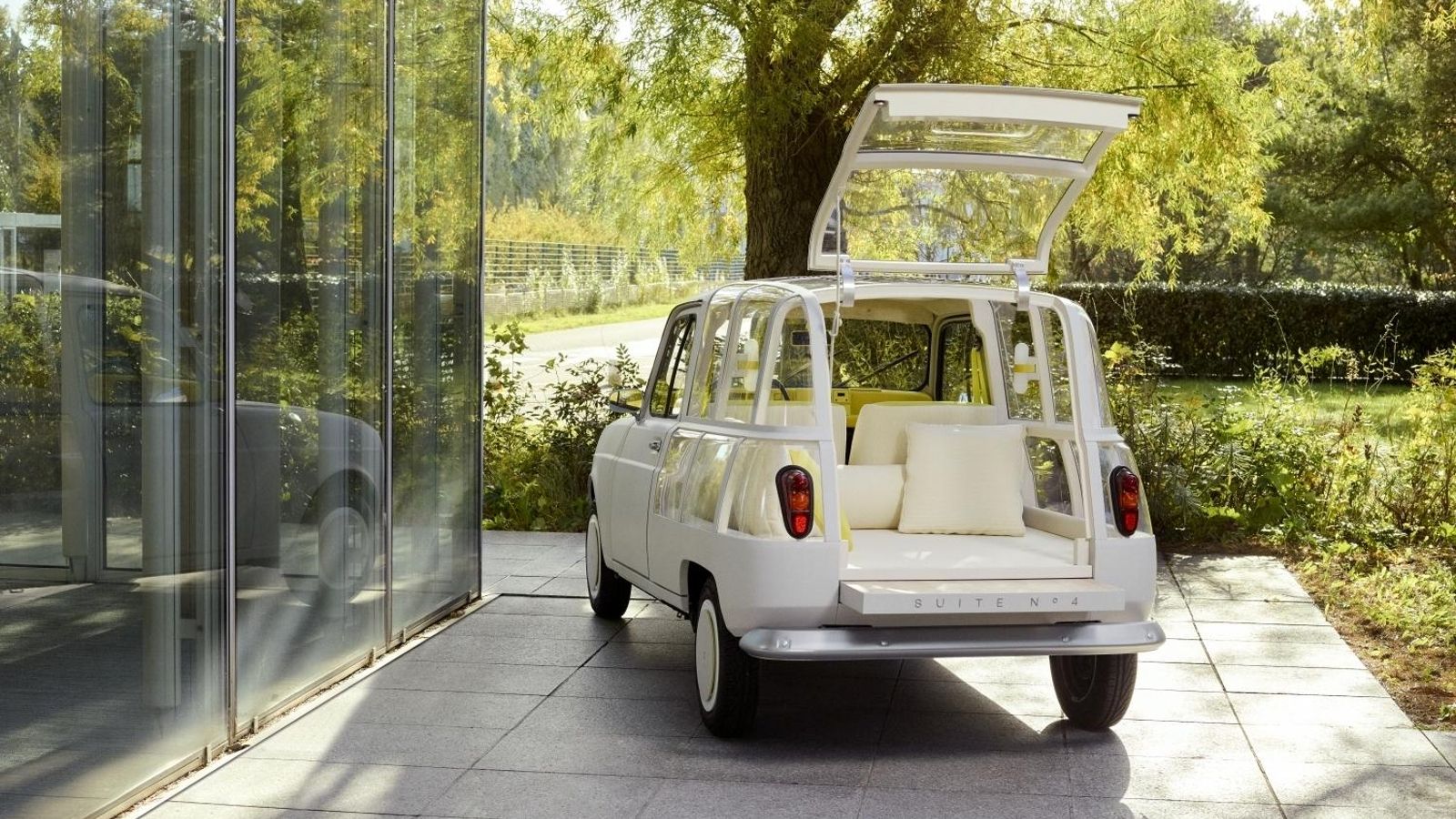Está entre un coche y un camper, por su capacidad para transformar la parte posterior en una habitación con vistas.