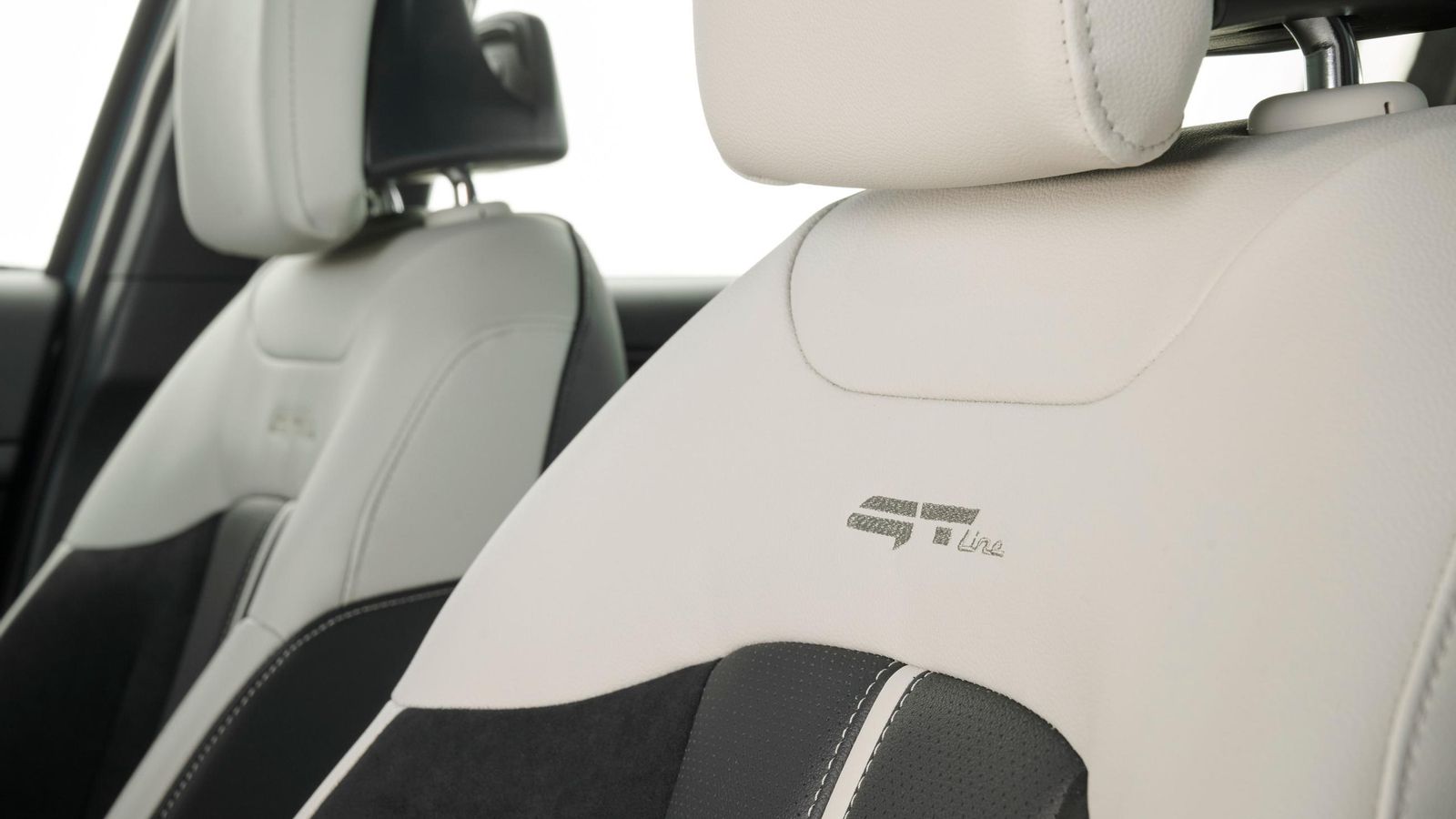 En los GT line también se emplean unas tapicerías específicas con el nombre de la versión grabado en ella.