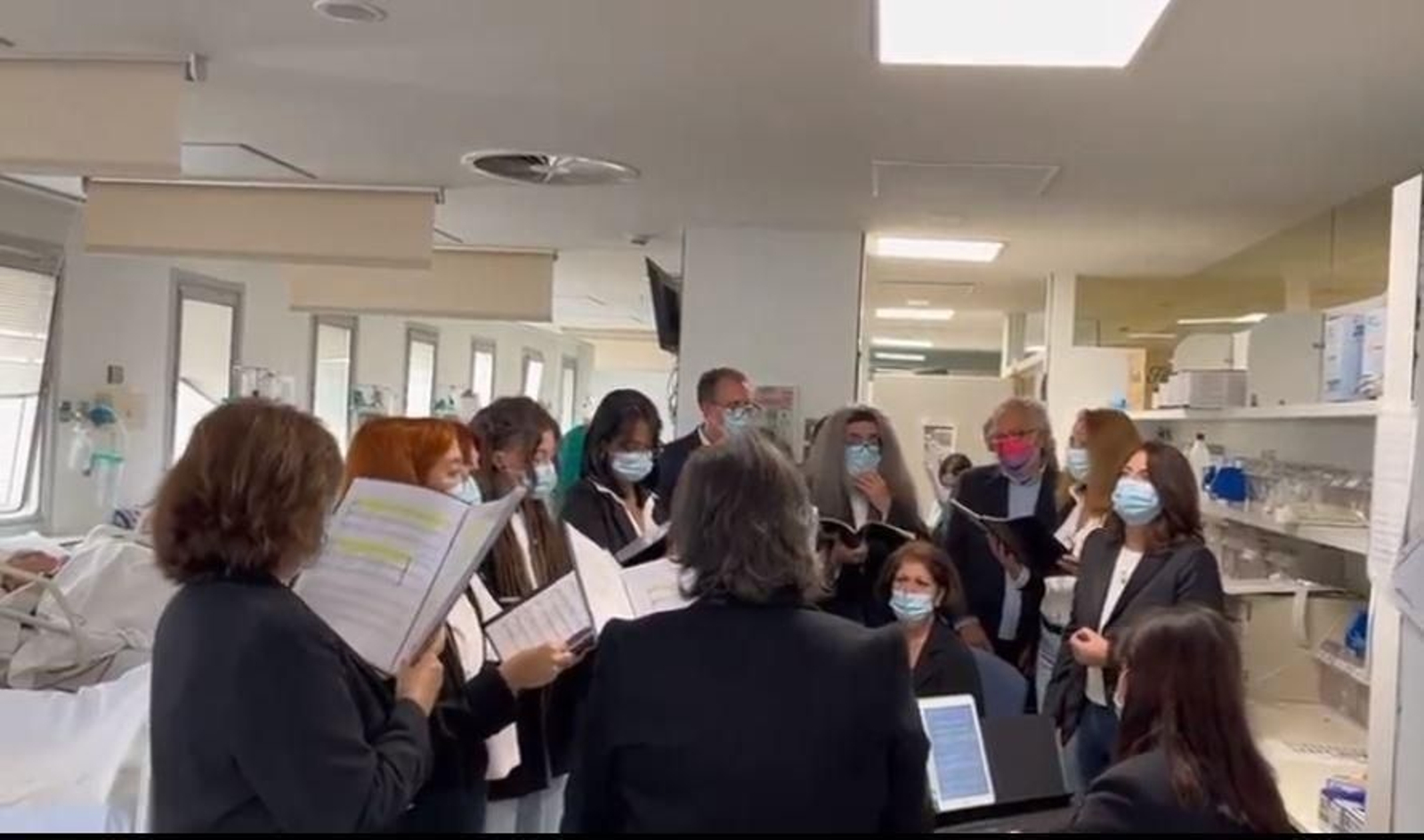 La Coral Polifónica de Capuchinos cantando en el Hospital de Jerez. La Coral Polifónica de Capuchinos cantando en el Hospital de Jerez.