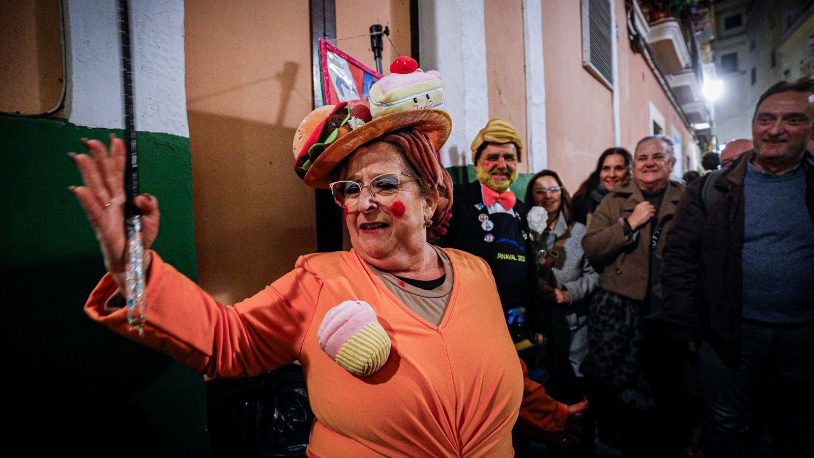 Arte callejero en el Carnaval más irreverente del barrio del Pópulo