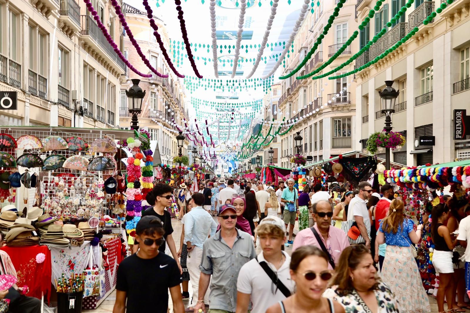 La fiesta en las calles del Centro de Málaga este domingo de Feria, en imágenes