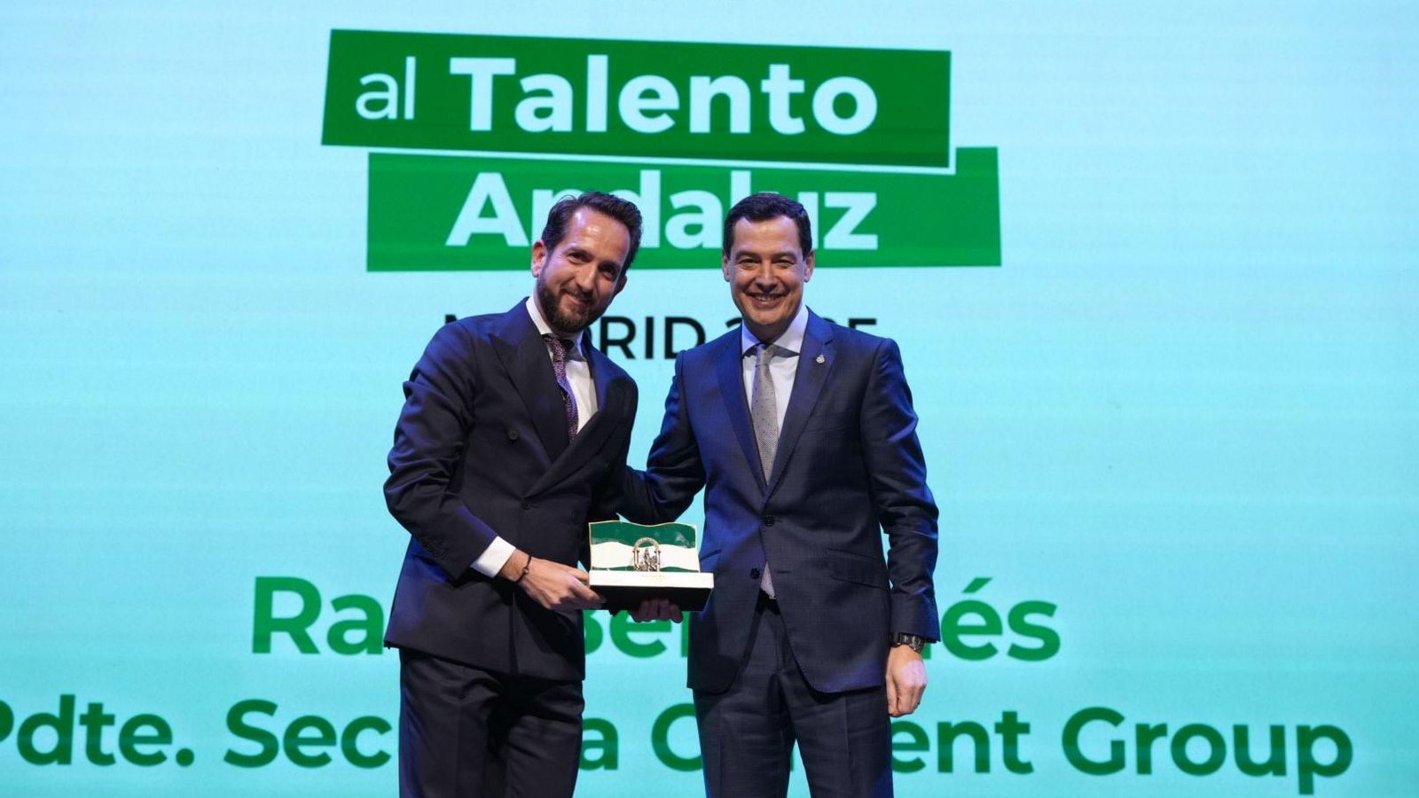 El presidente de la Junta de Andalucía, junto a uno de los premiados durante esta convocatoria de los Premios al Talento Andaluz 2025