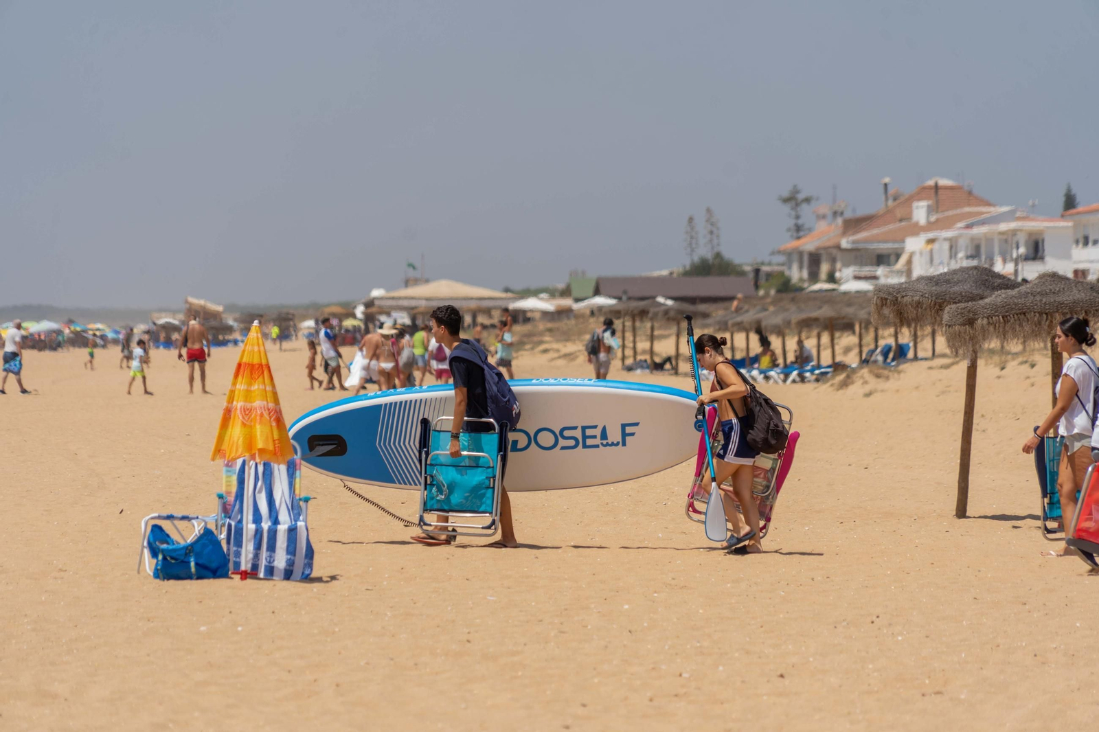Imágenes de la mañana en las playas de Punta Umbría marcadas por la alerta roja