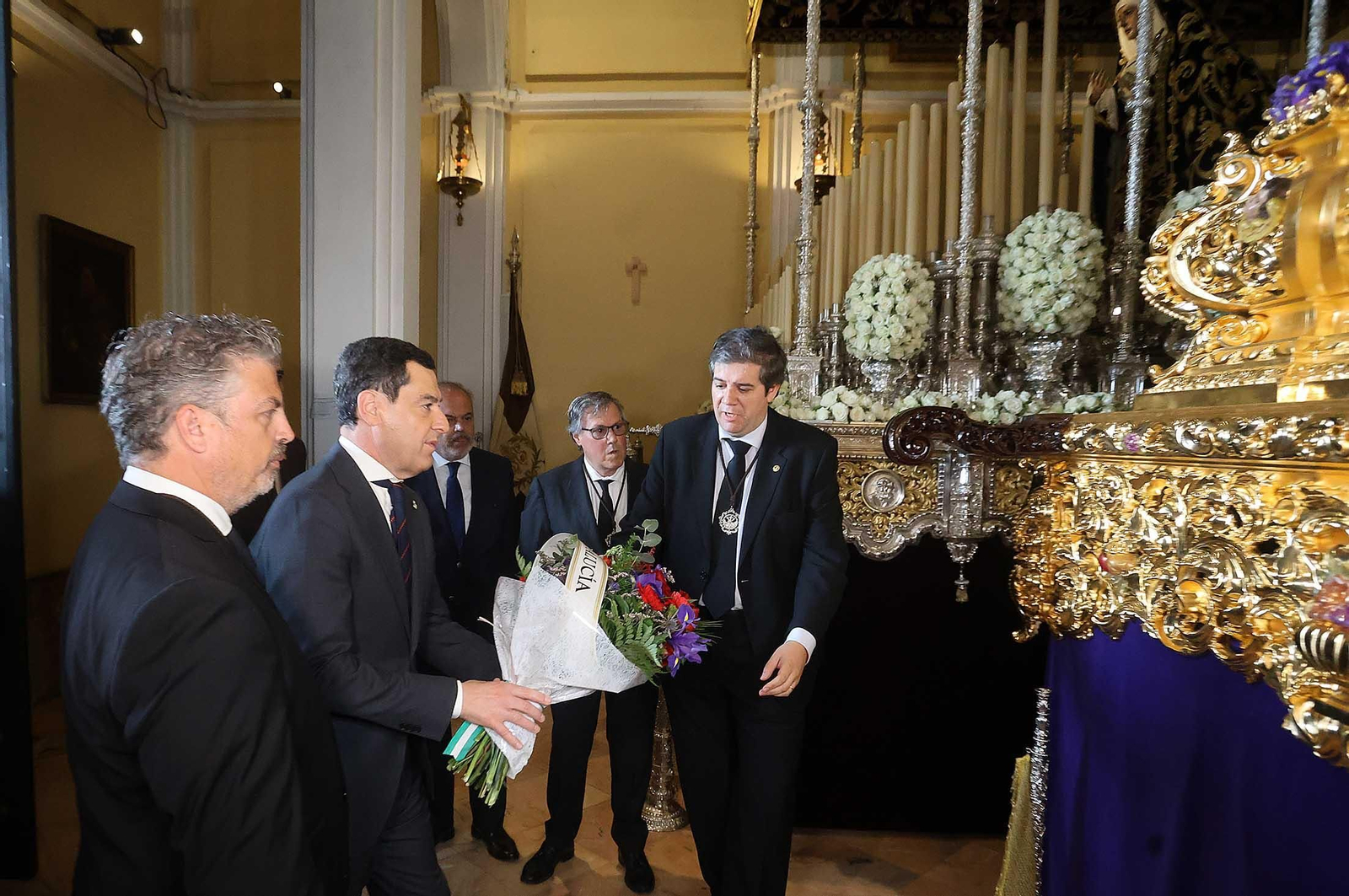 Imágenes de la visita del presidente de la Junta de Andalucía, Juanma Moreno, a la hermandad del Calvario de Huelva