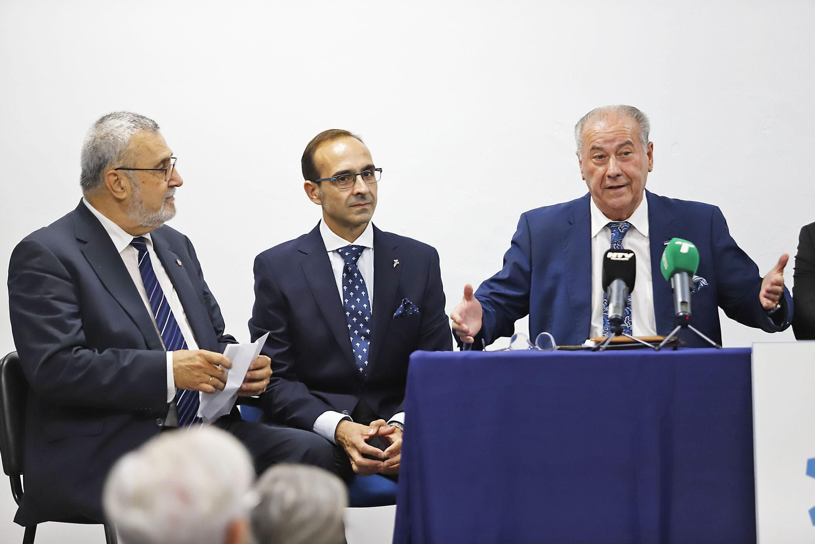 Imágenes del acto de presentación del cartelista, el pregonero y el titular del Vía Crucis de la Semana de Huelva 2024.
