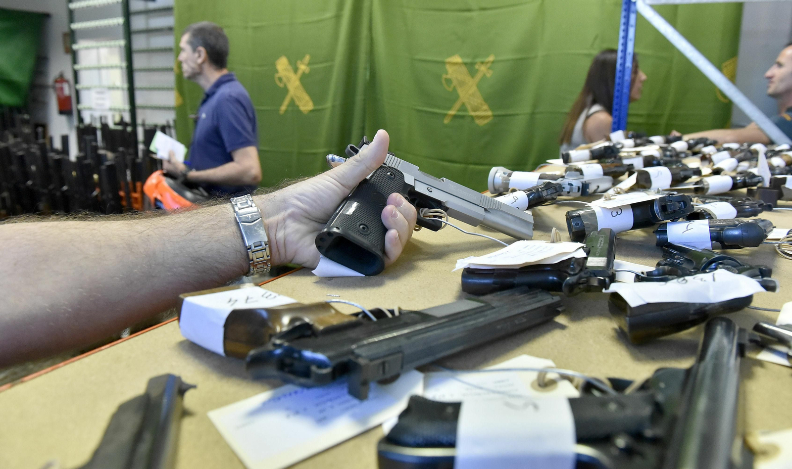 Foto de archivo de varias pistolas requisadas en operaciones de la Guardia Civil.