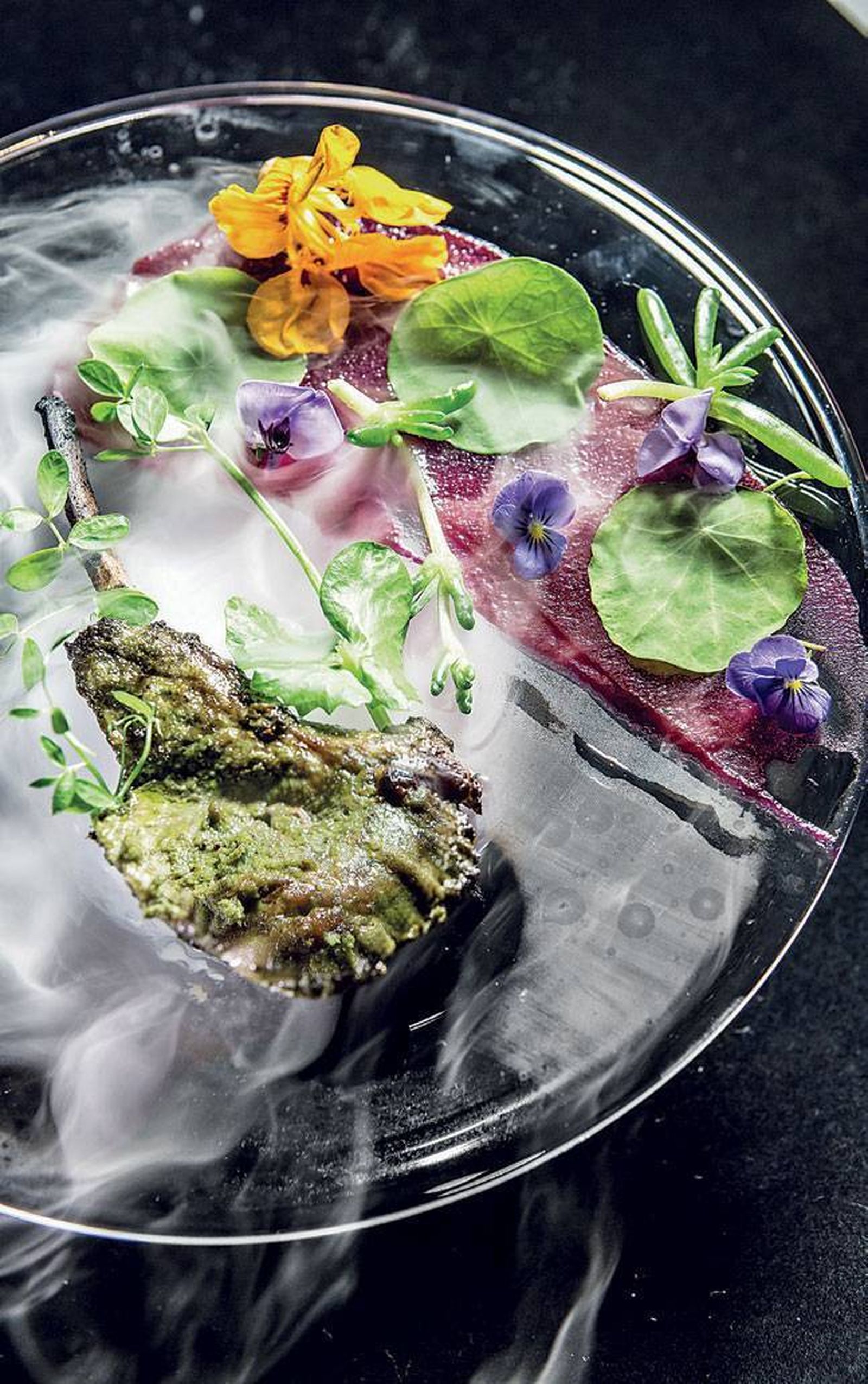 El chef hindú Gaggan Anand invita a lamer uno de sus platos a un comensal, en esta semaa.